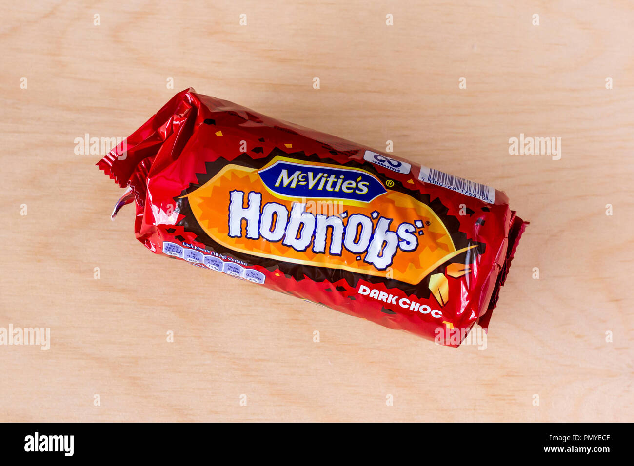 McVities Hobnobs Dark Choc sigillata pacchetto di biscotti su di un legno chiaro sfondo, England, Regno Unito Foto Stock