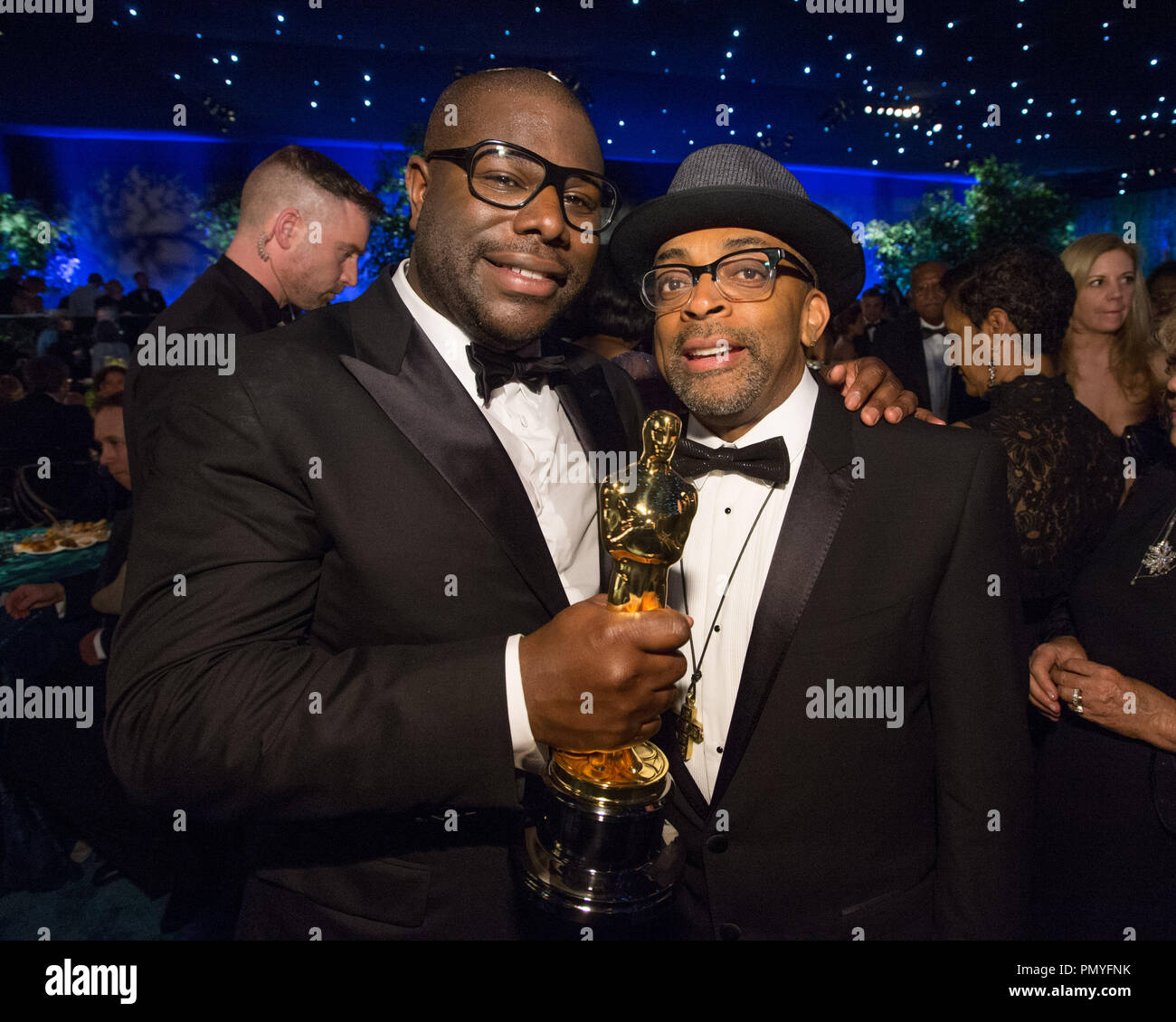 Oscar®-vincitore Steve McQueen e Spike Lee pongono insieme al Governatore della palla dopo il live ABC teletrasmesso di Oscar® dal Dolby® Theatre in Hollywood, CA il 2 marzo 2014. Riferimento al file # 32268 473 per solo uso editoriale - Tutti i diritti riservati Foto Stock