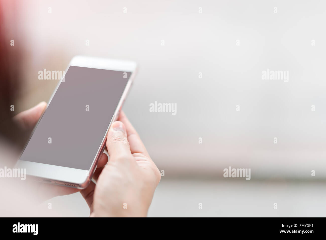Giovane studente le donne lo shopping online su smartphone. business e lo stile di vita moderno concetto. vuoto il display dello smartphone per spazio di copia Foto Stock