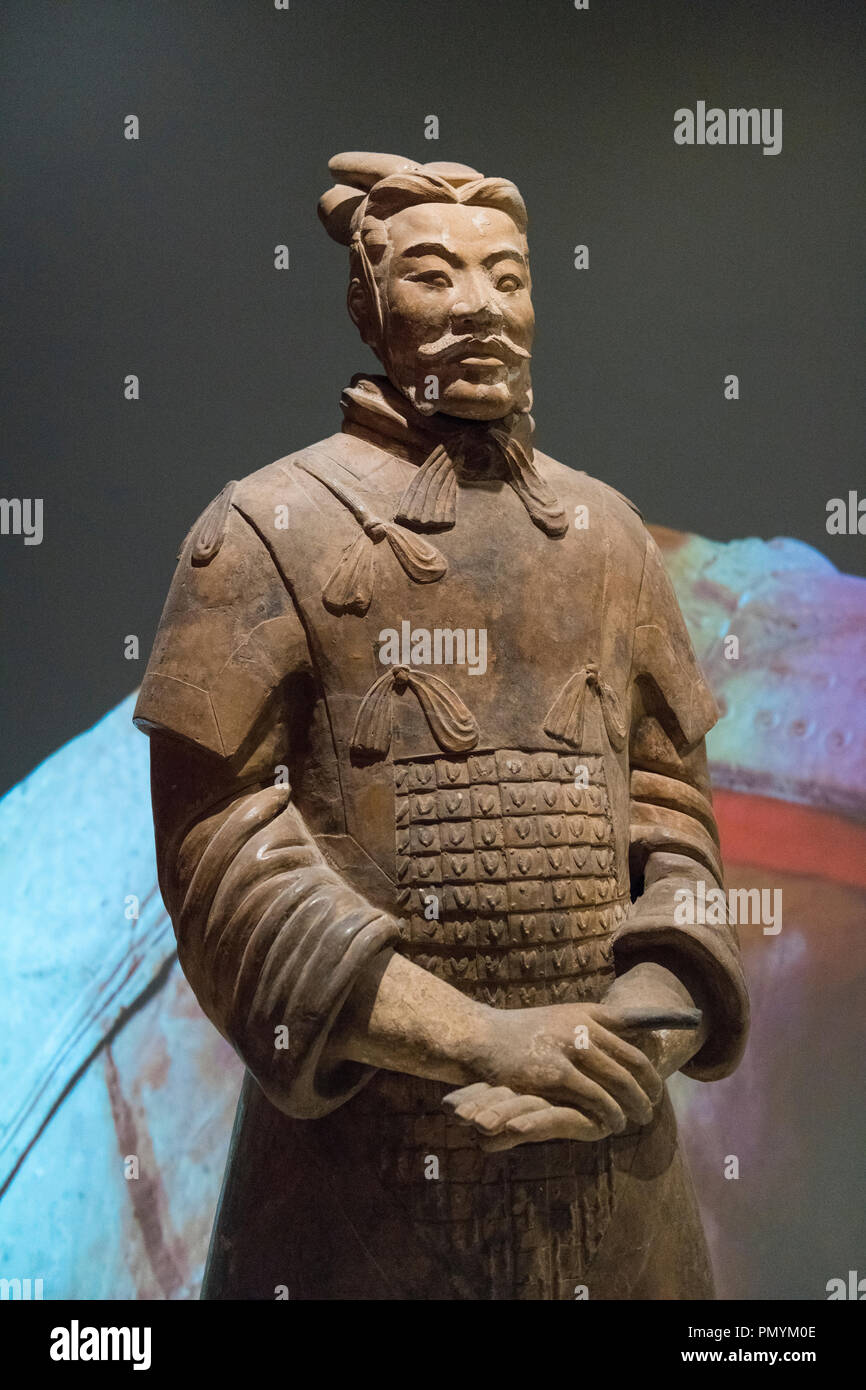 Liverpool William Brown Street World Museum Cina il primo imperatore & i Guerrieri di Terracotta mostra generale blindato dinastia Qin egli guan copricapo Foto Stock