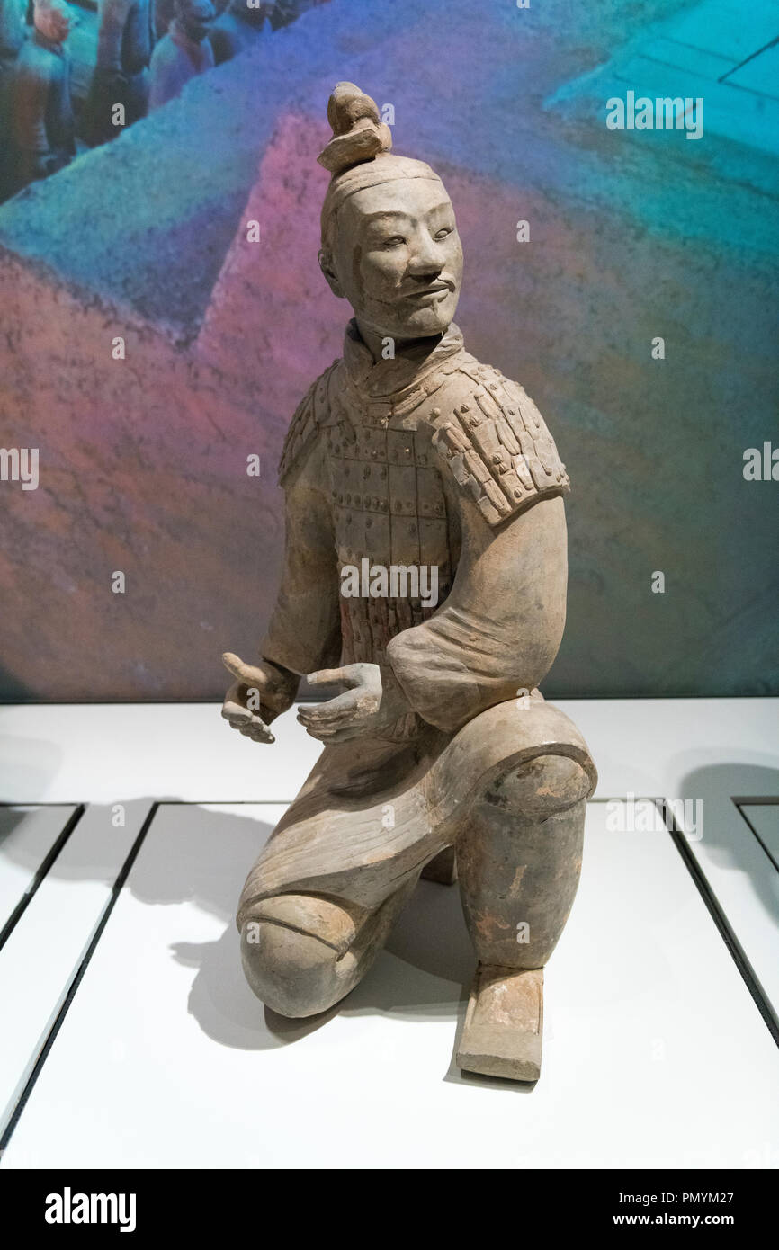 Liverpool William Brown Street World Museum Cina il primo imperatore & i Guerrieri di Terracotta mostra inginocchiato Archer dinastia Qin Foto Stock