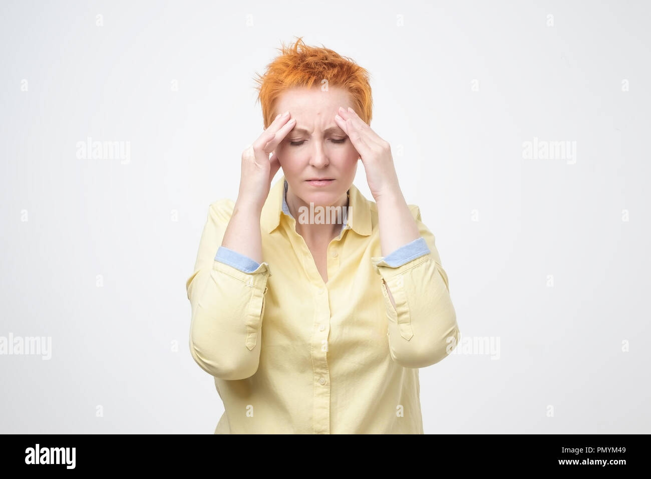 Esaurito donna matura di toccare la sua testa con gli occhi chiusi. Soffre di cefalea insopportabile. Concetto di salute Foto Stock Esaurito donna matura di toccare la sua testa con gli occhi chiusi. Soffre di cefalea insopportabile. Concetto di salute Foto Stock