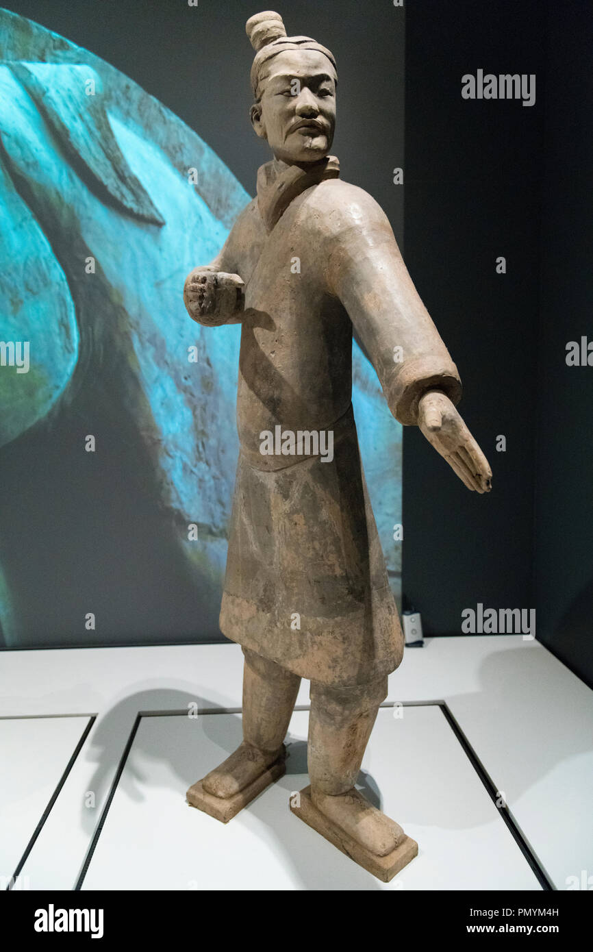 Liverpool William Brown Street World Museum Cina il primo imperatore & i Guerrieri di Terracotta mostra standing archer dinastia Qin Foto Stock
