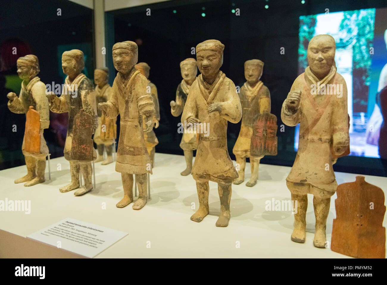 Liverpool William Brown Street World Museum Cina il primo imperatore & i Guerrieri di Terracotta mostra piccolo gruppo di soldati di fanti dinastia Han Foto Stock