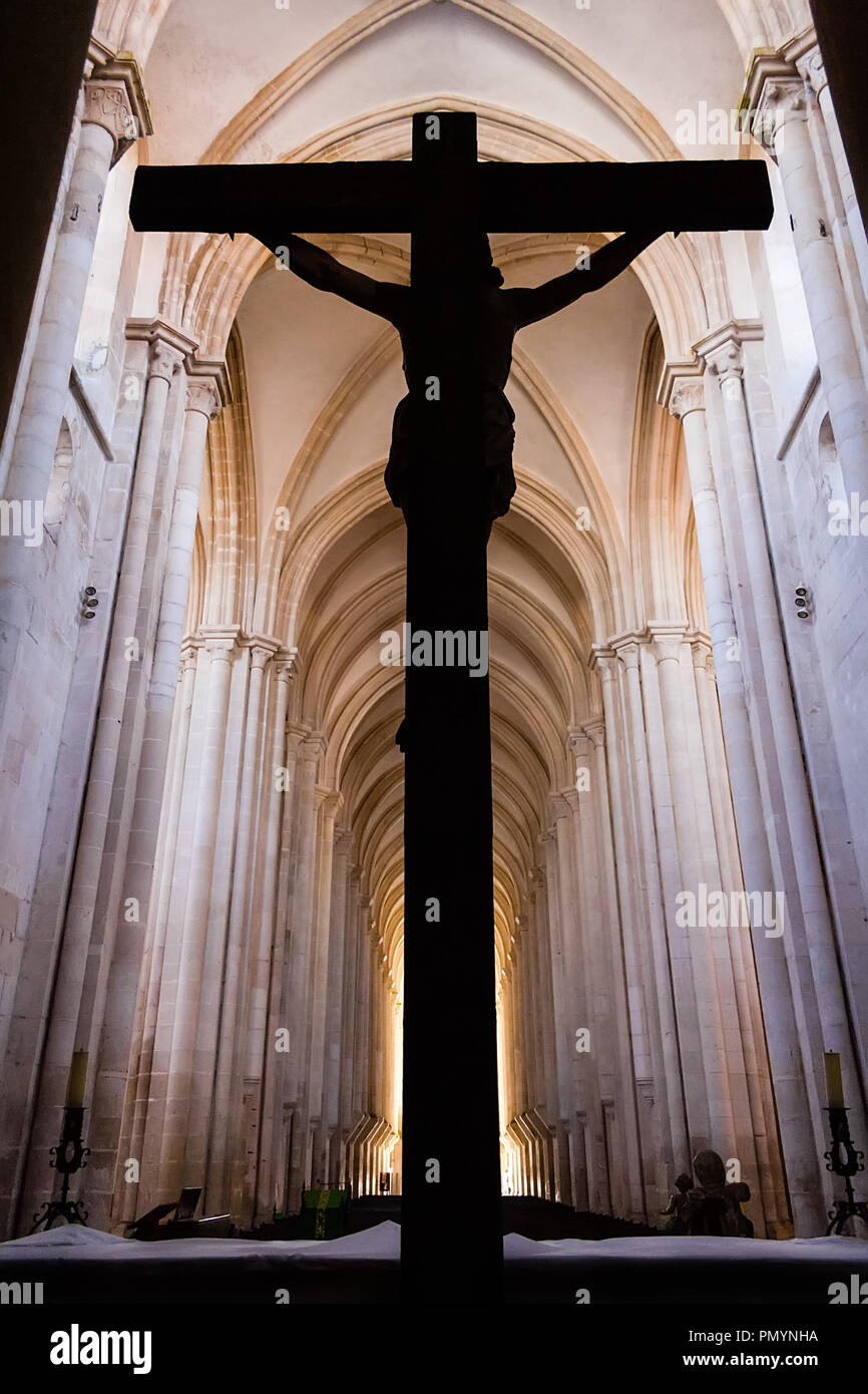 Alcobaca, Portogallo. Crocifisso con Cristo Gesù inchiodato alla croce. Monastero di Alcobaca Abbey Churh altare. Capolavoro del gotico medievale. Foto Stock