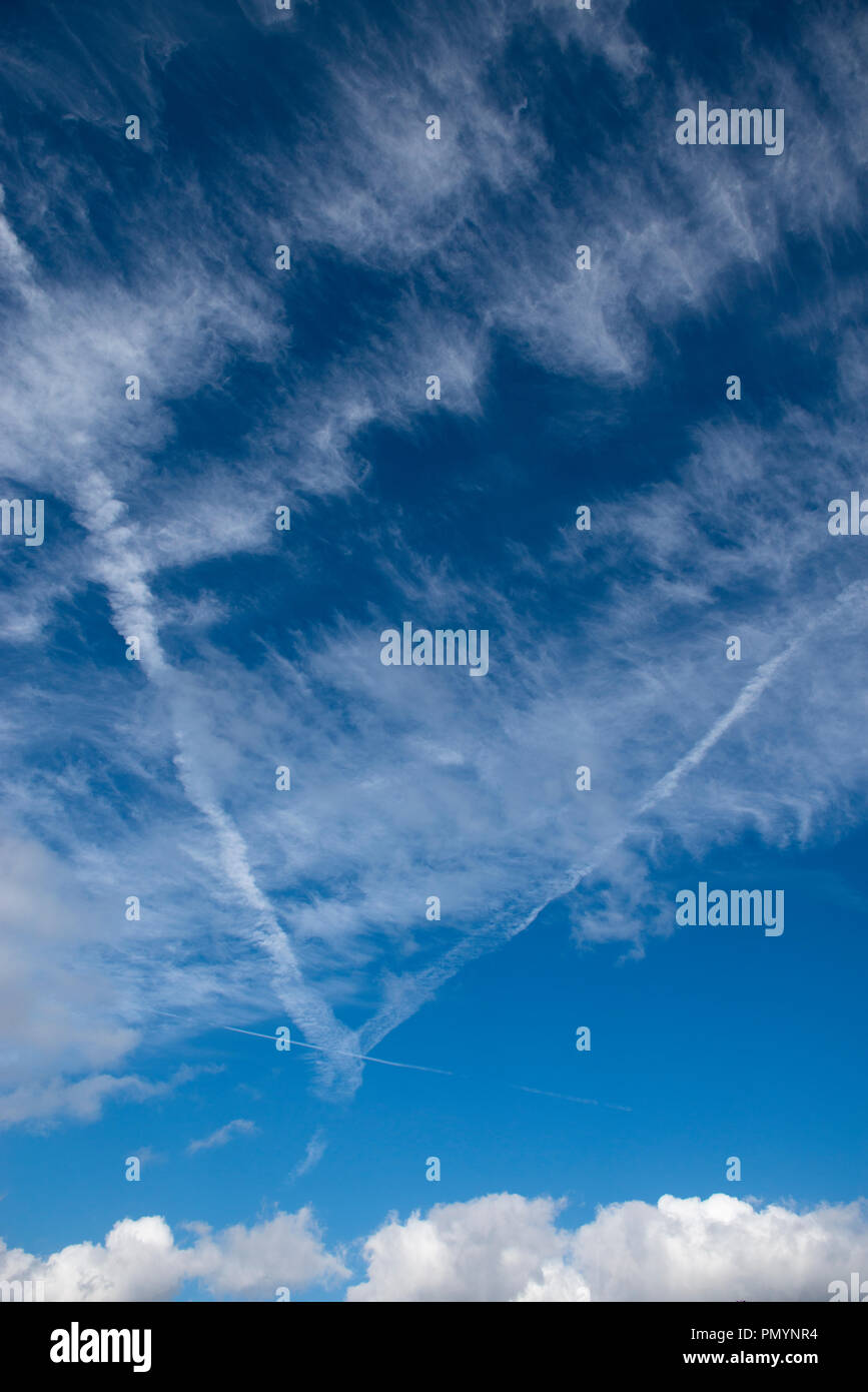 Wispy Cirrus formazioni di nubi contro un profondo cielo blu. Foto Stock