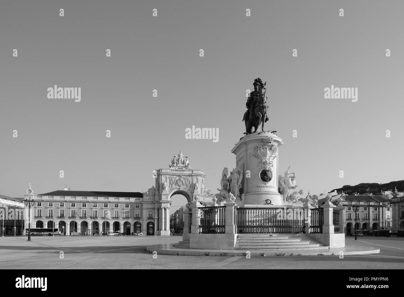 Re Jose 1 in Praca do Commercio Lisbona piazza centrale con la Rua Augusta Arch Foto Stock