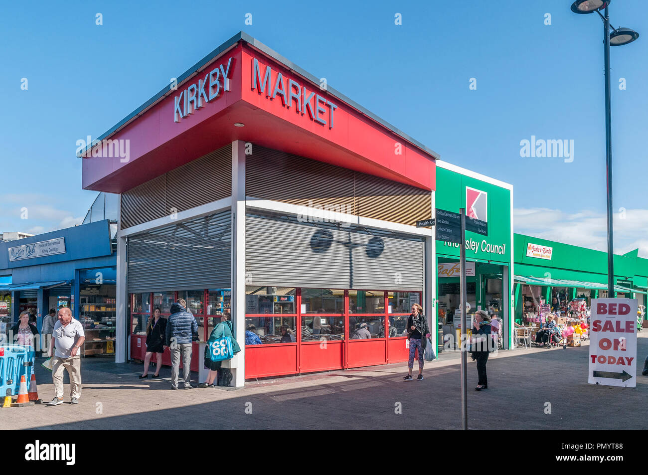 Kirkby mercato Kirkby in centro città. Foto Stock