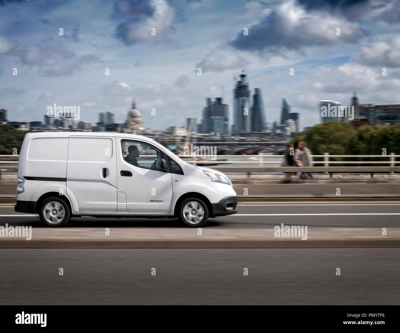 Nissan eNV200 luce elettrica consegna van guida su Warterloo Bridge London REGNO UNITO Foto Stock