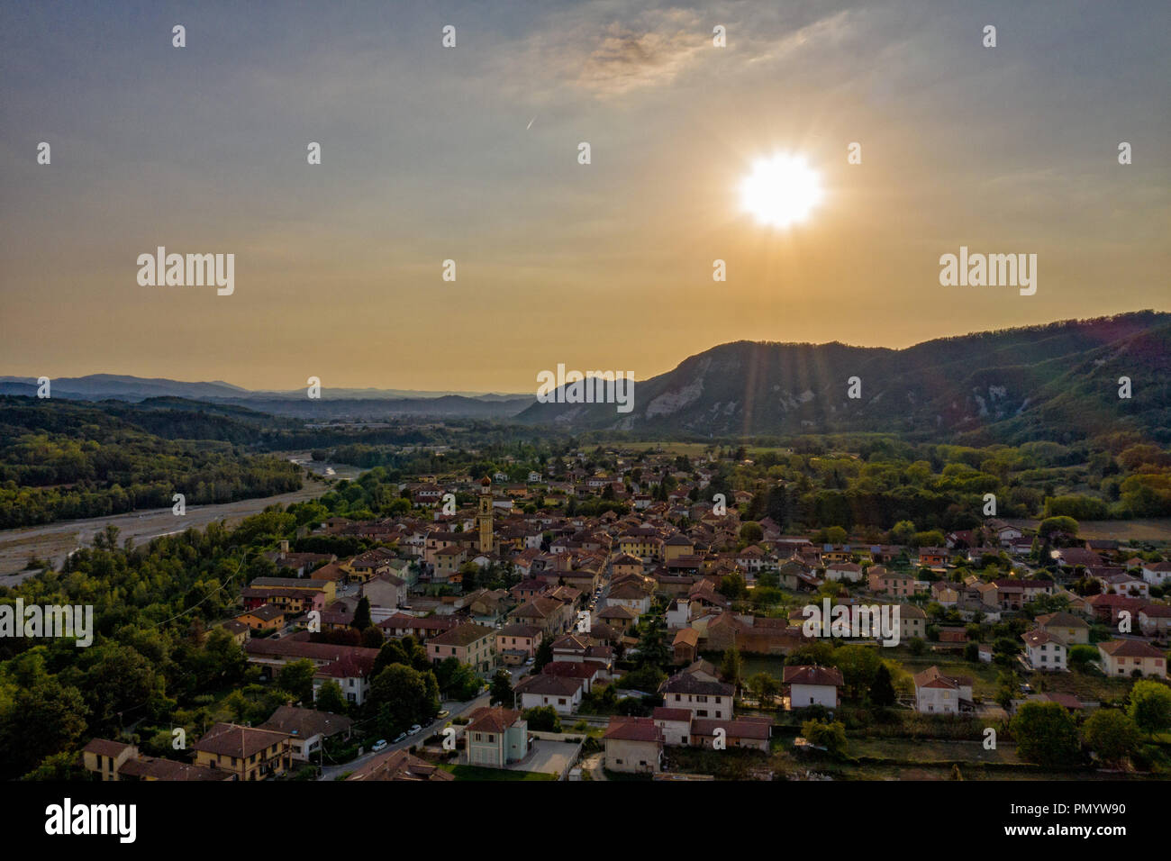di Borbera campagna italiana village vista aerea panorama Foto stock Alamy