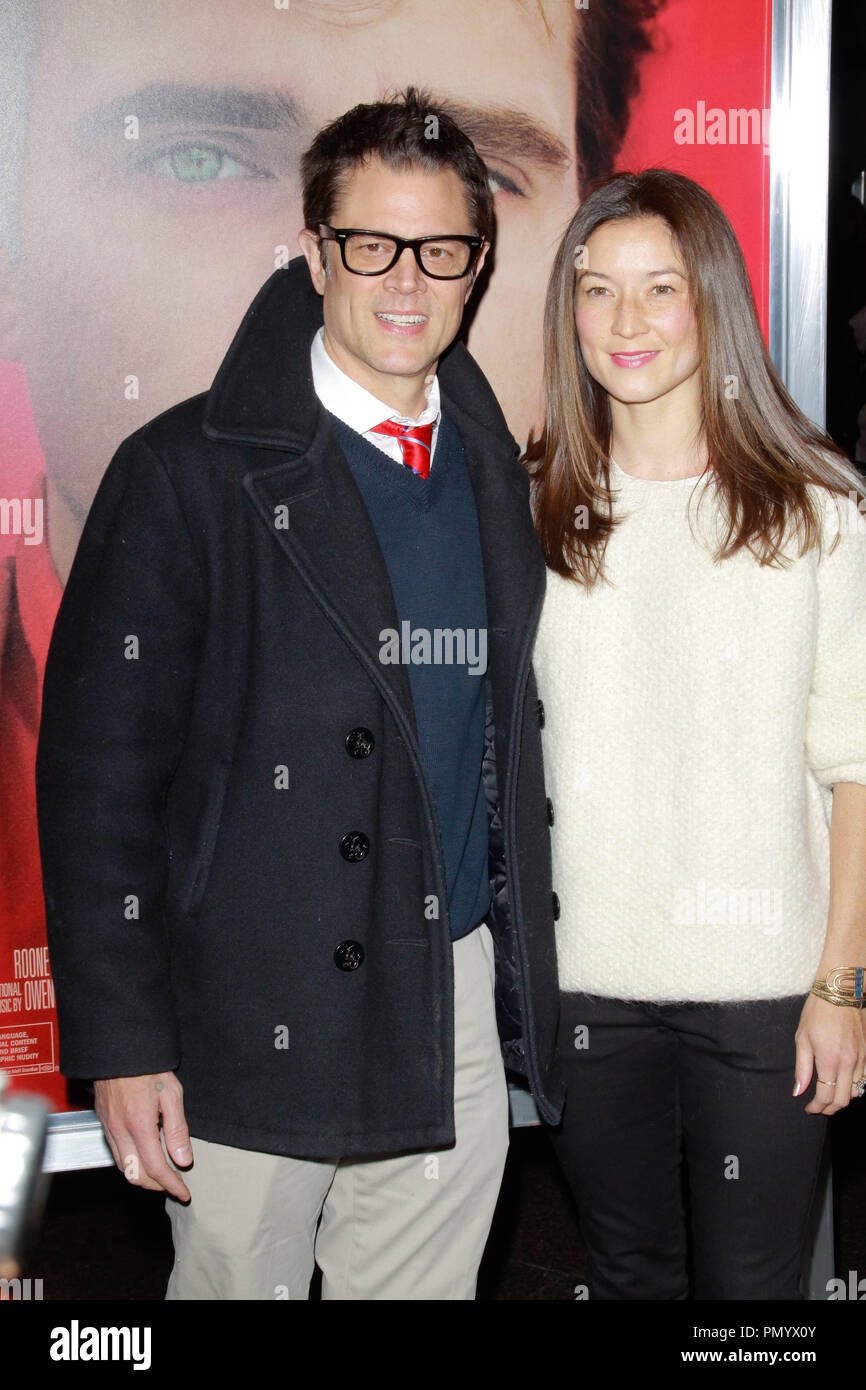 Johnny Knoxville e moglie Naomi Nelson presso il Los Angeles Premiere della Warner Bros Foto" "lei". Gli arrivi presso il Directors Guild of America a Los Angeles, CA, Dicembre 12, 2013. Foto di Joe Martinez / PictureLux Foto Stock