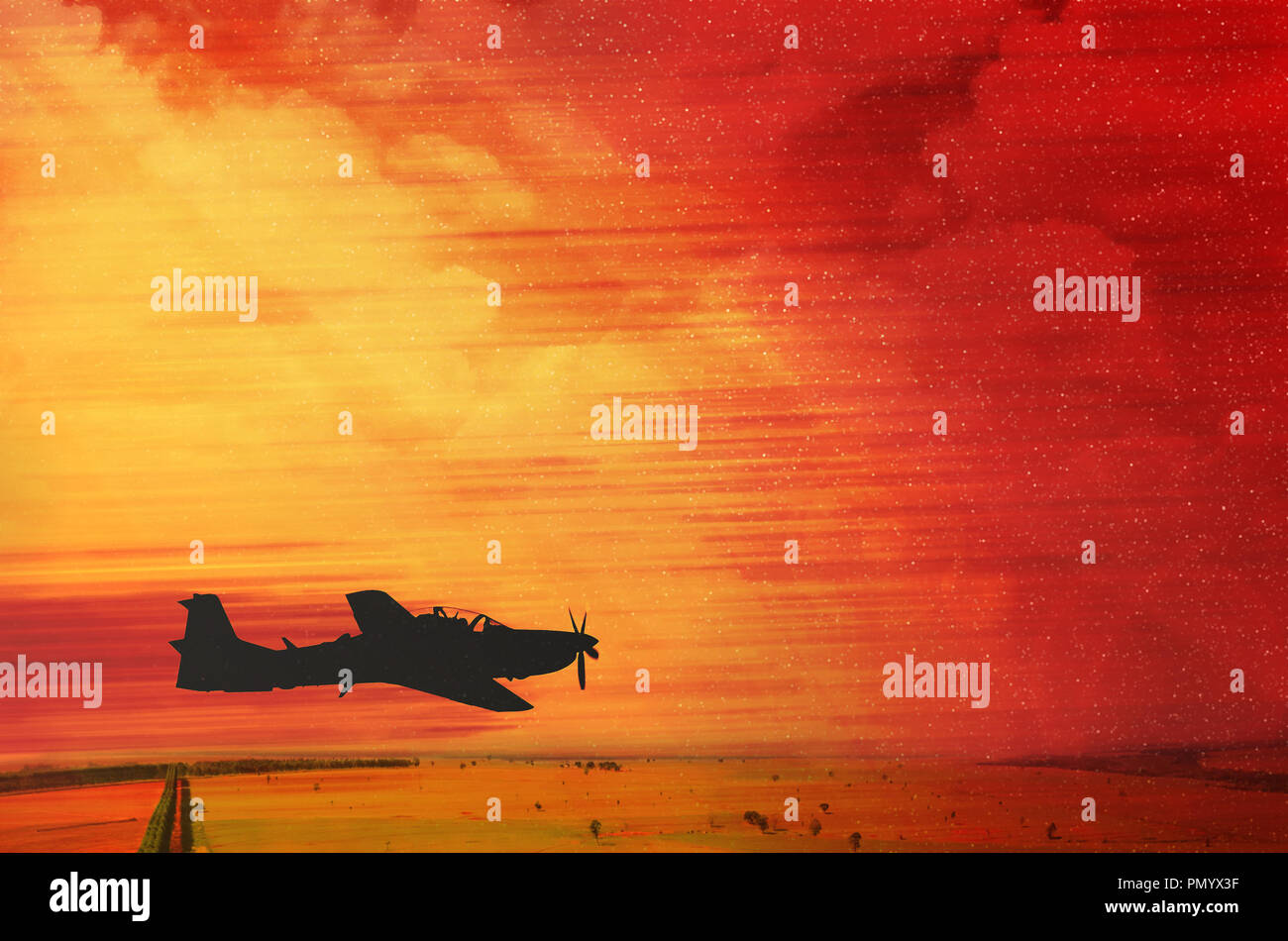 Silhouette di un singolo velivolo a volare su un fire red sky, sembra un post guerra volo. Aspetto drammatico. Di rosso le nuvole, colori caldi. Spazio per il testo sul Foto Stock