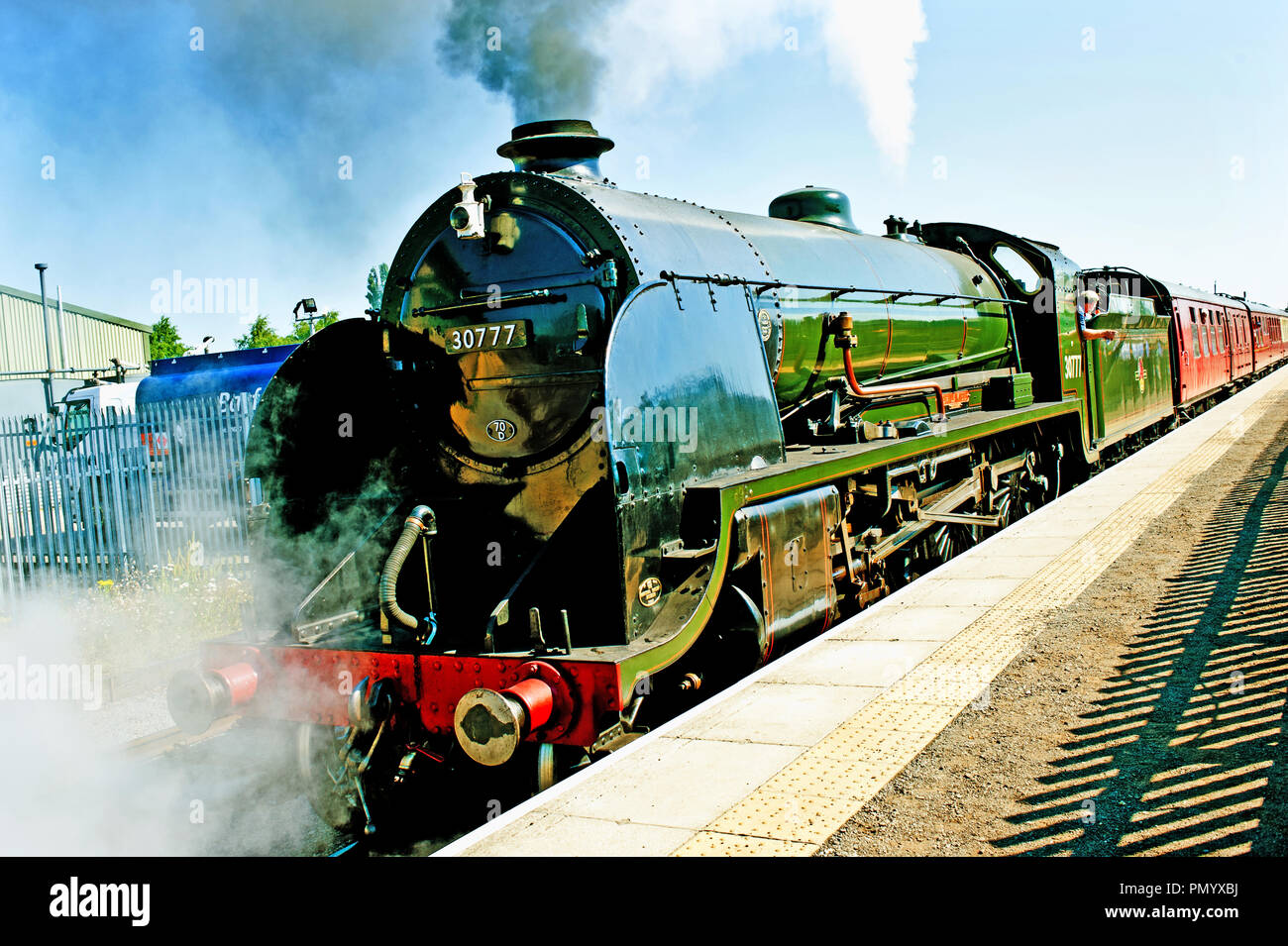 King Arthur classe n. 30777 Sir Lamiel, Leeming Bar stazione, Leeming Bar, Wensleydale Railway, North Yorkshire, Inghilterra Foto Stock