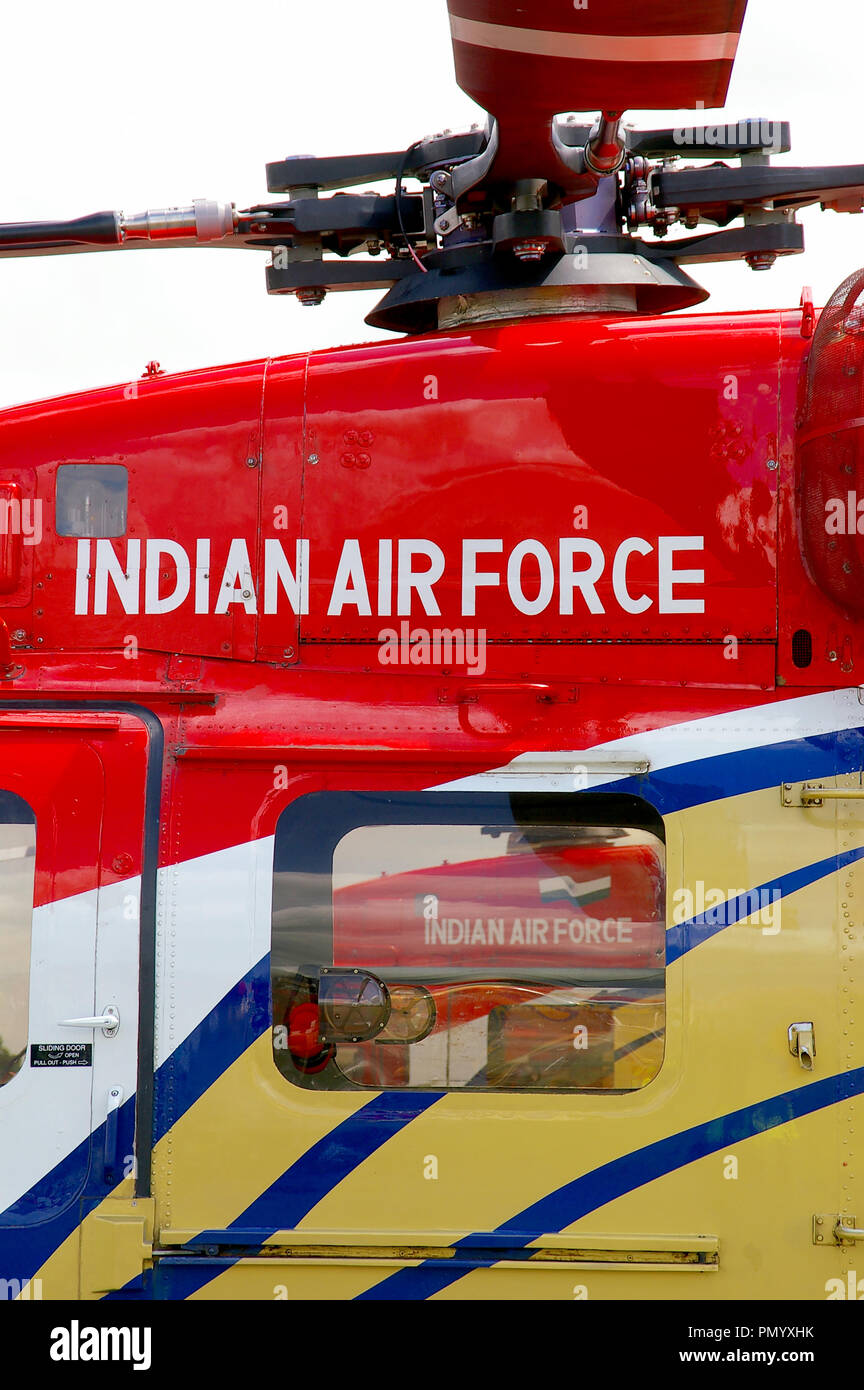Sarang elicottero team di visualizzazione. Forza aerea indiana Hindustan Aeronautics ΑLH HAL Dhruv elicottero con forza aerea indiana titoli. Formulazione Foto Stock