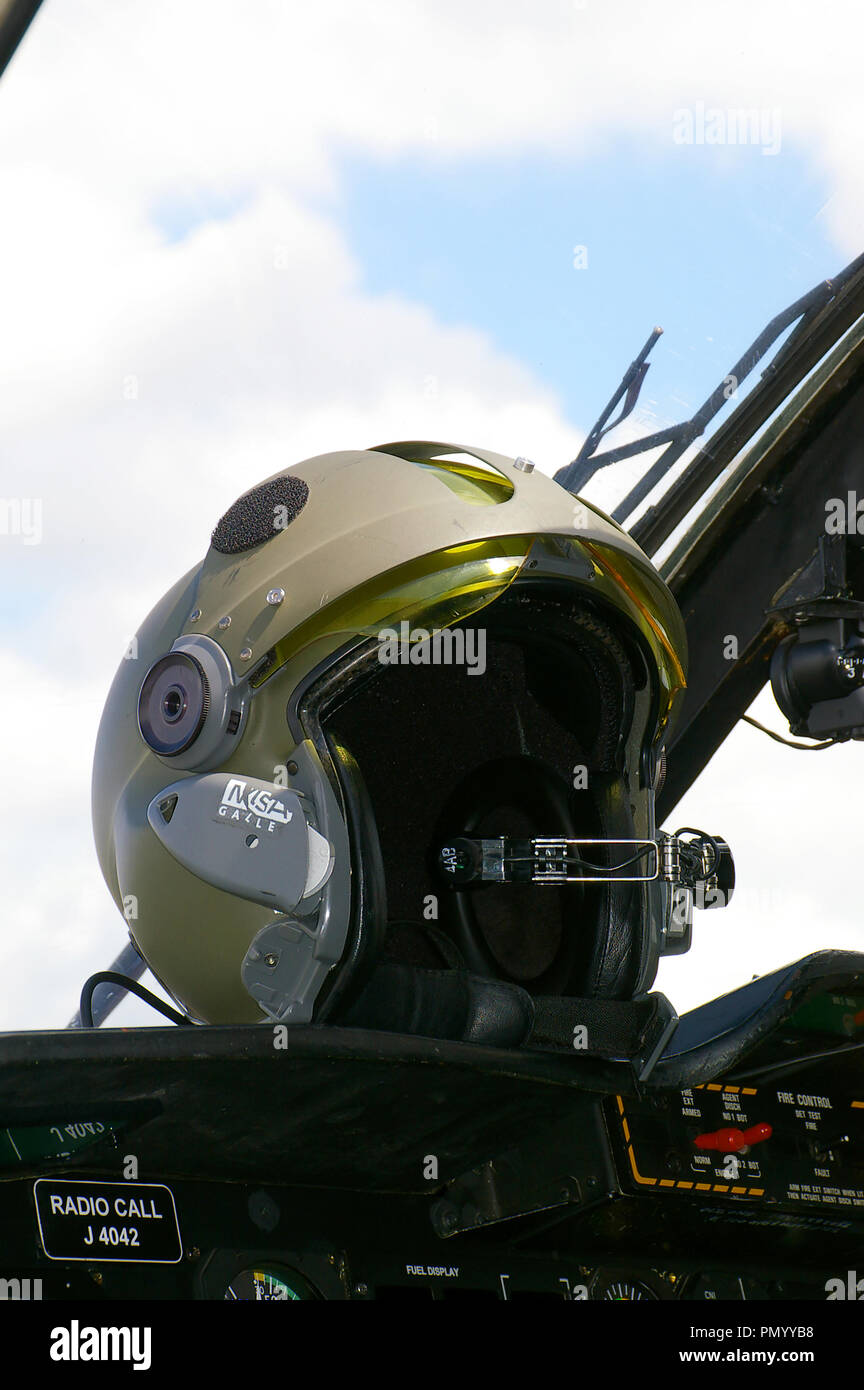 Sarang elicottero team di visualizzazione. Forza aerea indiana Hindustan Aeronautics ΑLH HAL Dhruv elicottero cockpit con il pilota casco Foto Stock