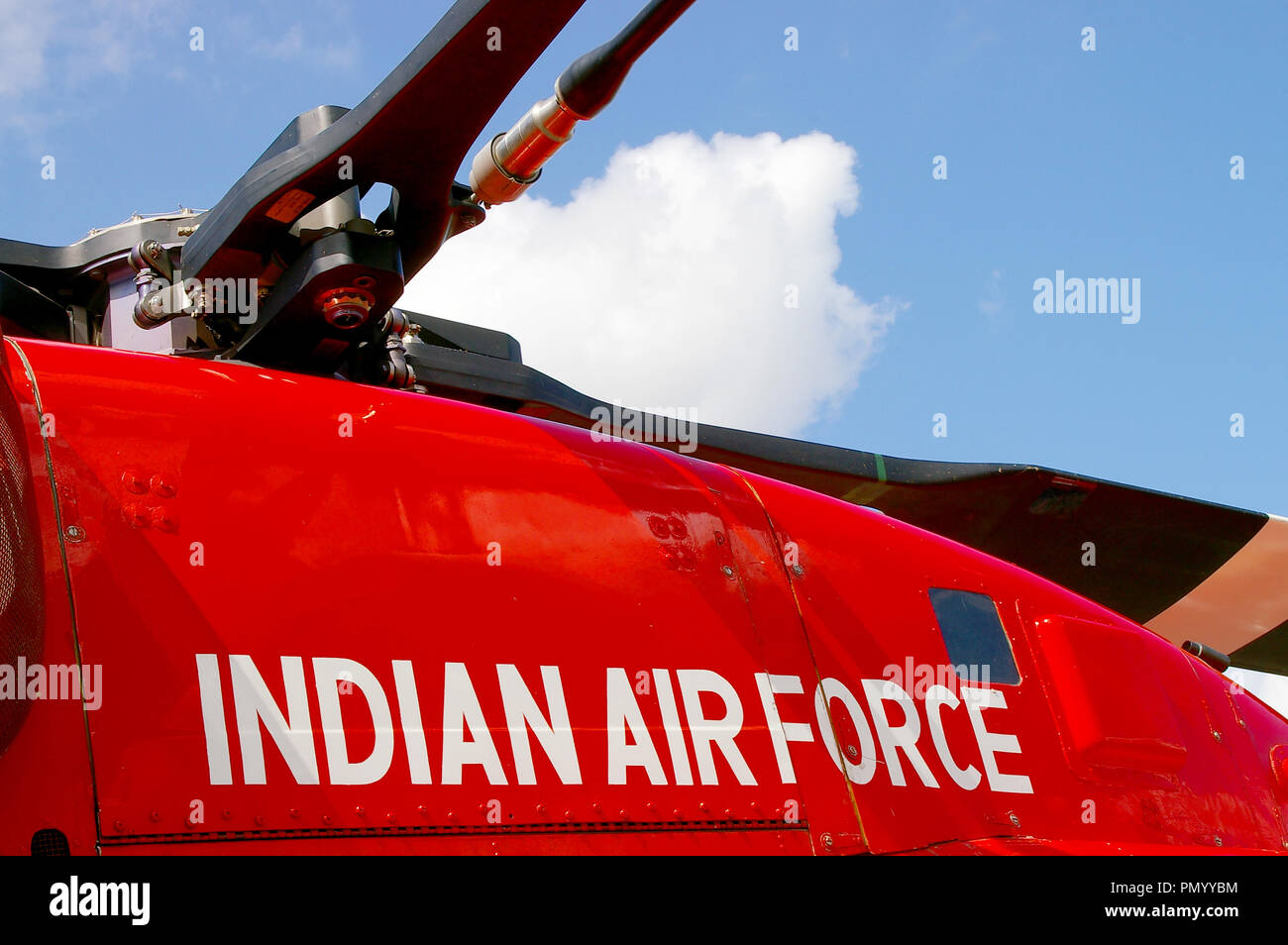 Sarang elicottero team di visualizzazione. Forza aerea indiana Hindustan Aeronautics ΑLH HAL Dhruv elicottero con forza aerea indiana titoli. Formulazione Foto Stock