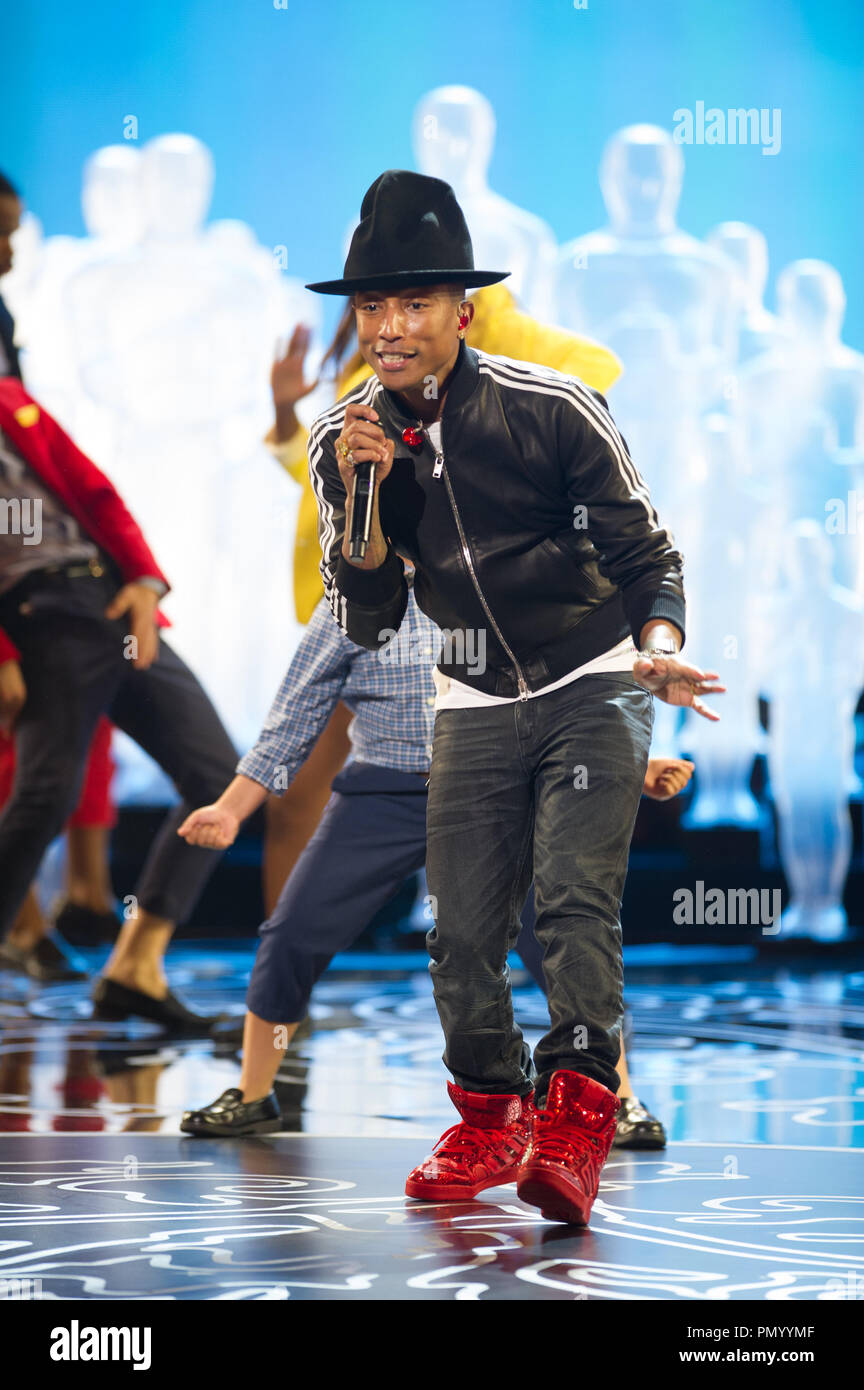 Oscar®-nominato per miglior canzone, Pharrell Williams sul palco durante il live ABC teletrasmesso del 86º Oscar® al Dolby® Theatre il 2 marzo 2014 a Hollywood, CA. Riferimento al file # 32268 557 per solo uso editoriale - Tutti i diritti riservati Foto Stock