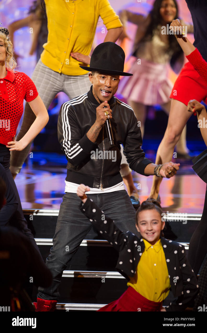 Oscar®-nominato per miglior canzone, Pharrell Williams sul palco durante il live ABC teletrasmesso del 86º Oscar® al Dolby® Theatre il 2 marzo 2014 a Hollywood, CA. Riferimento al file # 32268 558 per solo uso editoriale - Tutti i diritti riservati Foto Stock