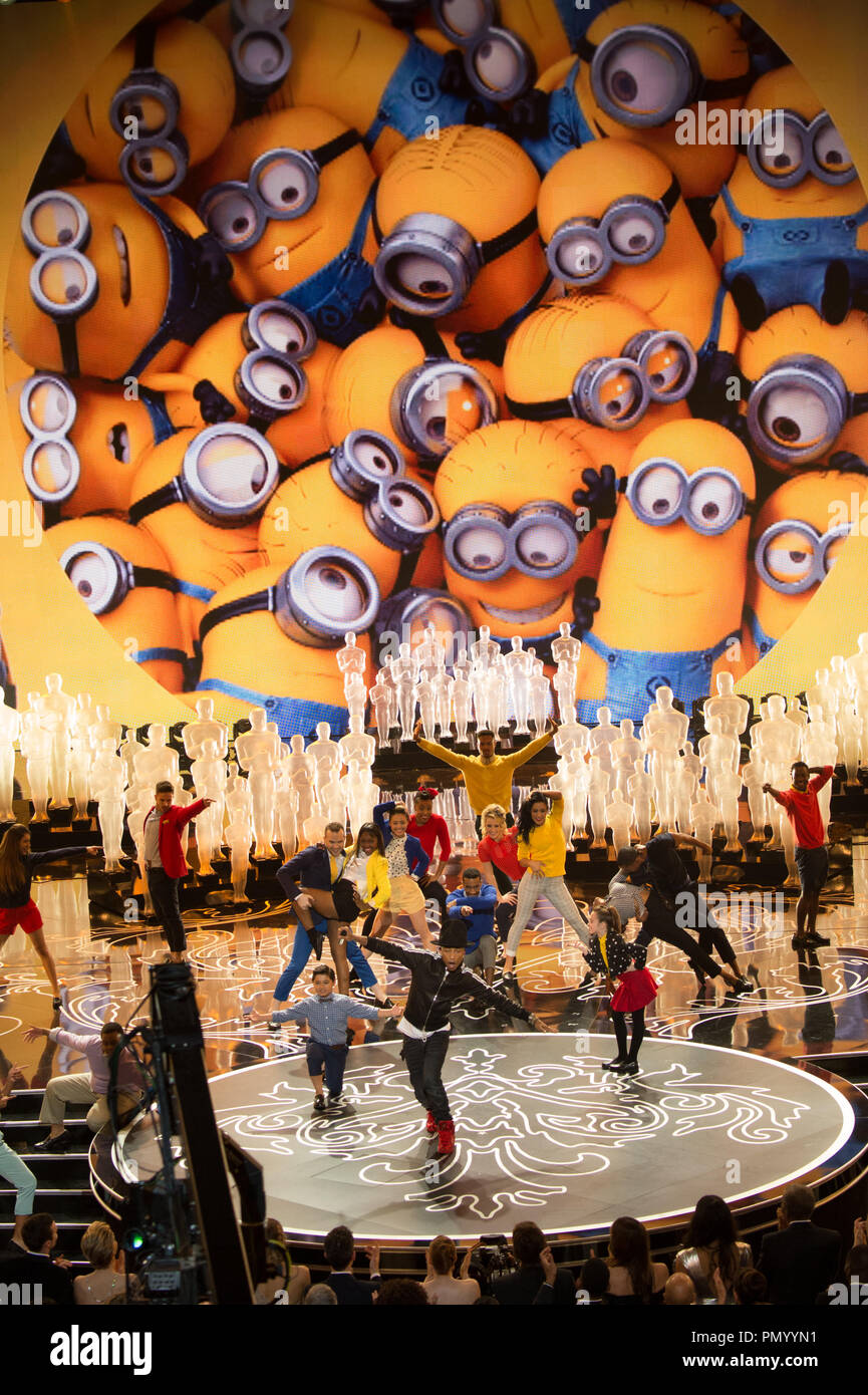 Oscar®-nominato per miglior canzone, Pharrell Williams sul palco durante il live ABC teletrasmesso del 86º Oscar® al Dolby® Theatre il 2 marzo 2014 a Hollywood, CA. Riferimento al file # 32268 566 per solo uso editoriale - Tutti i diritti riservati Foto Stock