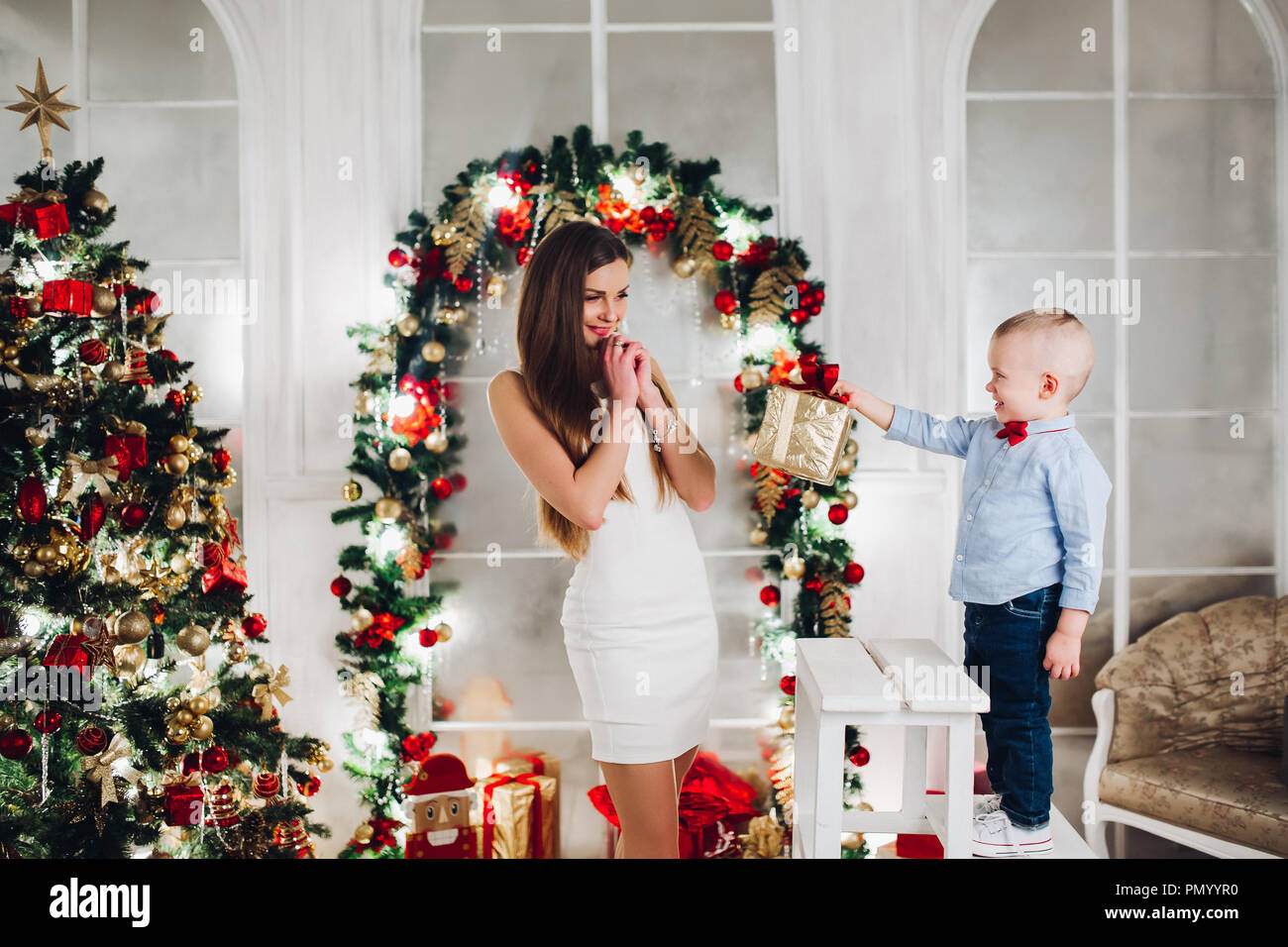 Madre riceve un regalo di Natale da amare il figlio. Foto Stock