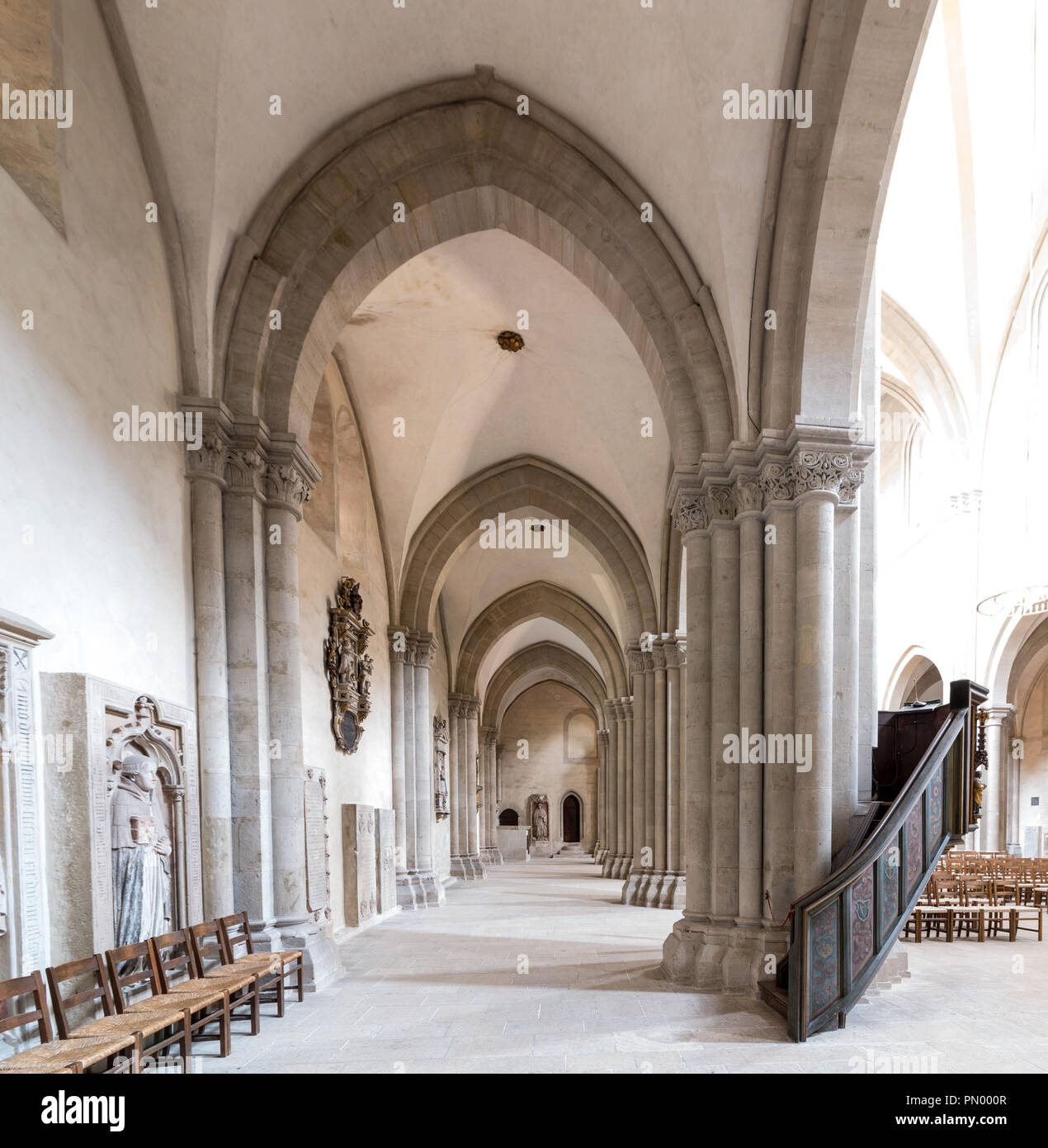 Naumburg, Germania - 14 Settembre 2018: vista nella navata della Cattedrale di Naumburg, che appartiene al patrimonio culturale mondiale dell'Unesco, Germania. Foto Stock
