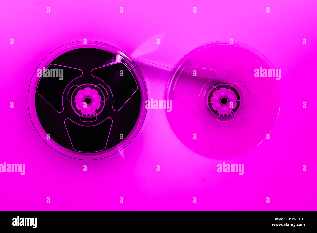 Composizione astratta di video home system nastro VHS bobine in rosa effetto colore Foto Stock