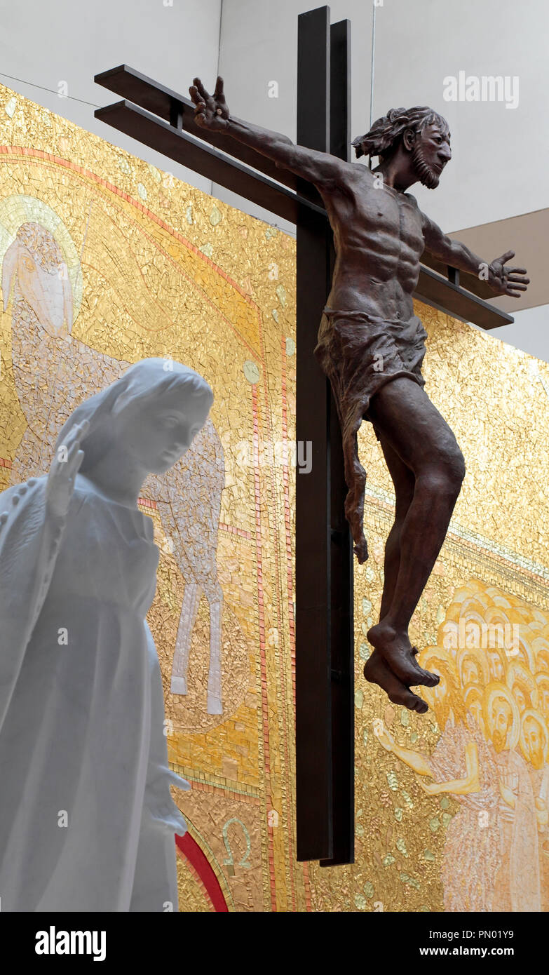 Dettaglio dell'altare della nuova basilica di Fatima vedendo il Cristo e la madonna Foto Stock