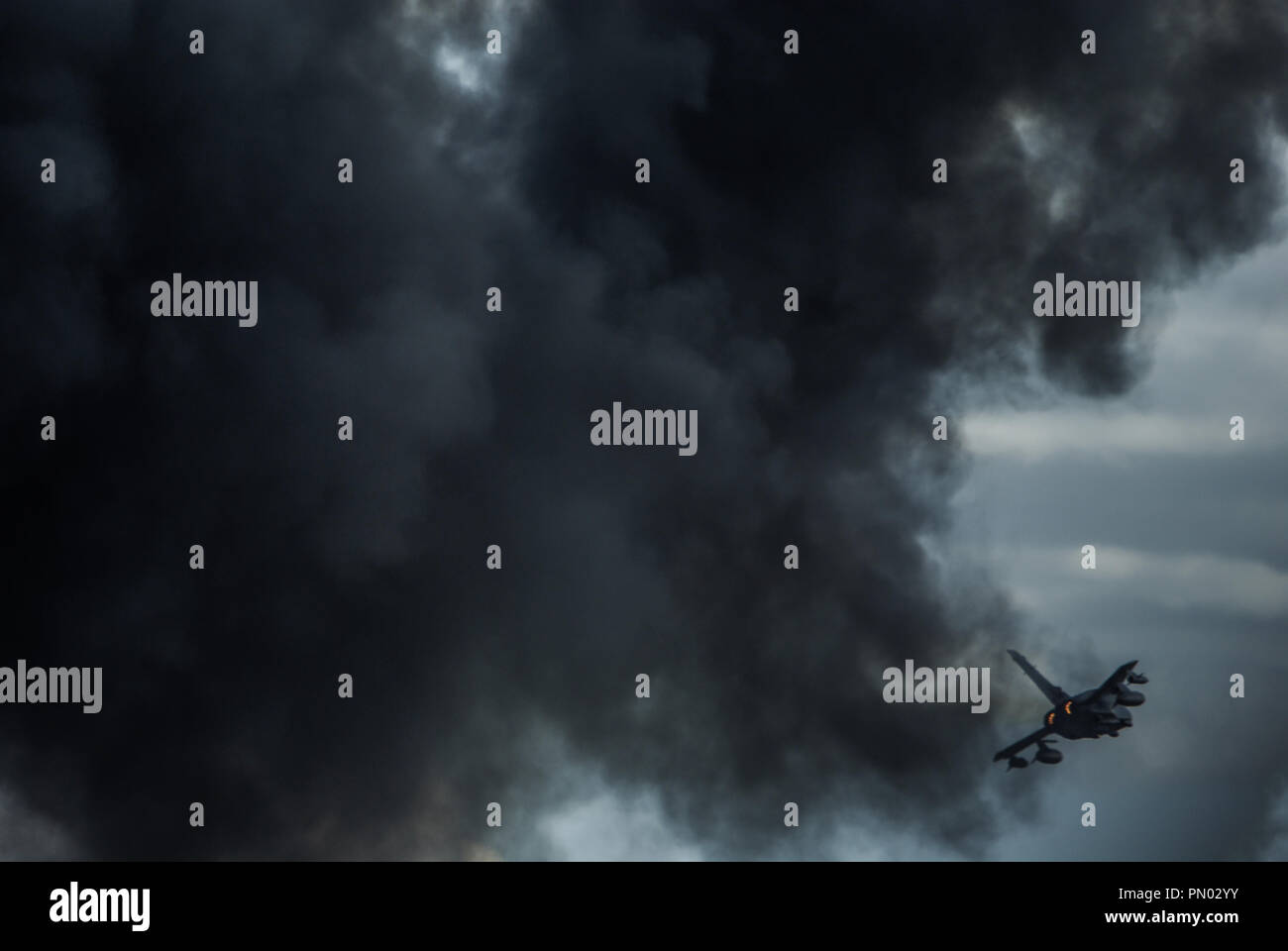 Dimostrazione di bombardamento di scenari di forza da parte della RAF, aereo da bombardamento a reazione Panavia Tornado della Royal Air Force. Volare attraverso il fumo dell'esplosione pirotecnica Foto Stock