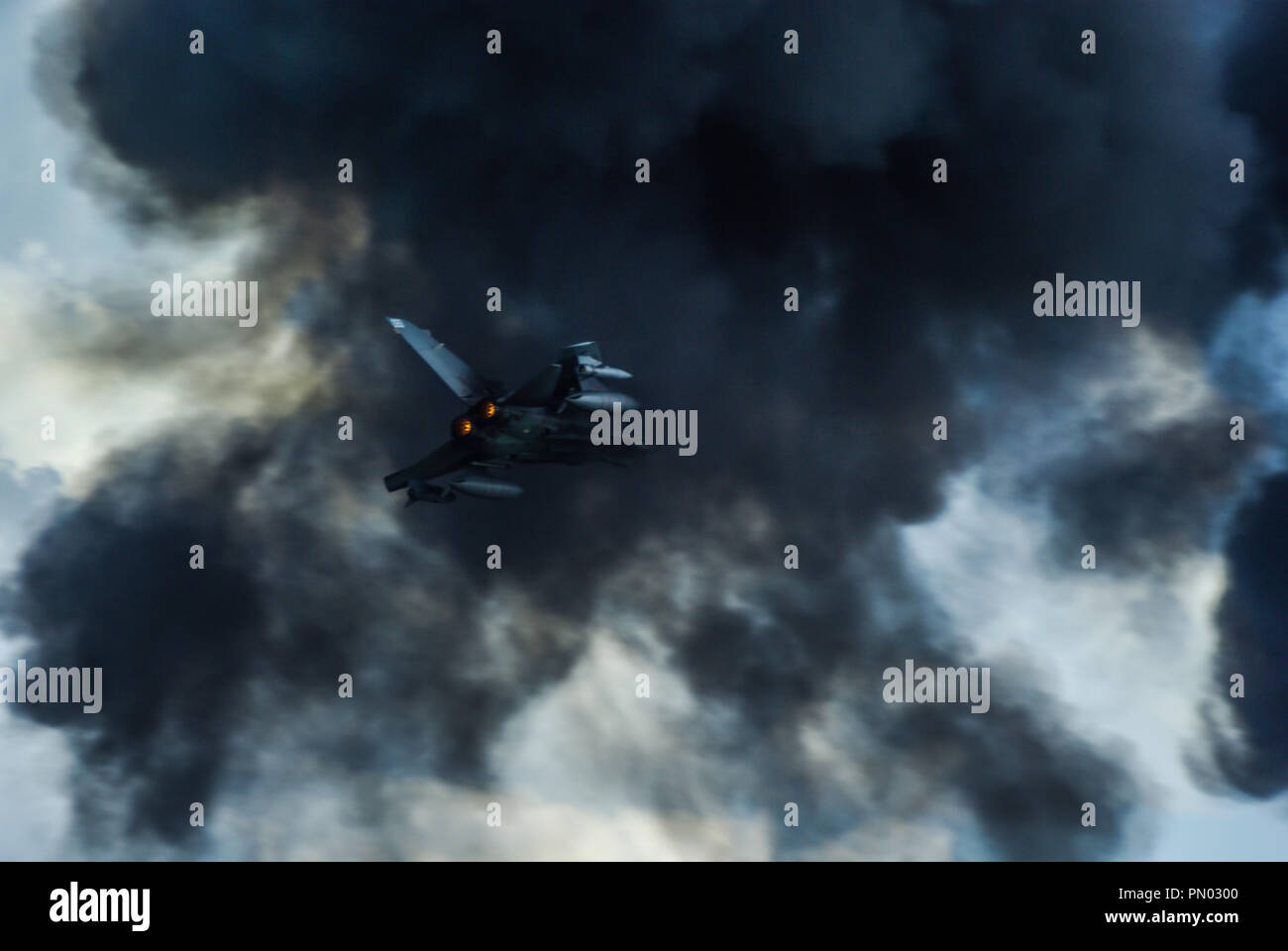 Dimostrazione di bombardamento di scenari di forza da parte della RAF, aereo da bombardamento a reazione Panavia Tornado della Royal Air Force. Volare attraverso il fumo dell'esplosione pirotecnica Foto Stock