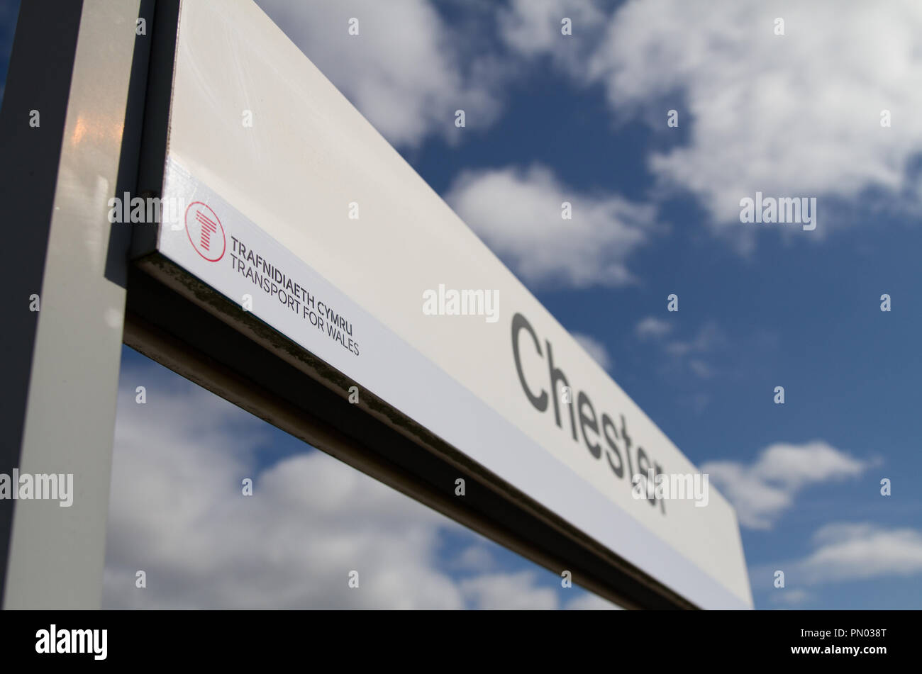 La stazione ferroviaria di Chester in Inghilterra firmano contro un cielo blu che mostra il trasporto per il Galles brand portato dal nuovo operatore Keolis Amey. Foto Stock