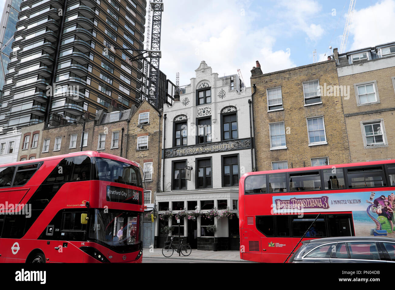 Double Decker bus & Crown e navetta pub Norton Folgate street view nella città di Londra vicino a Spitalfields Est Londra Inghilterra KATHY DEWITT Foto Stock