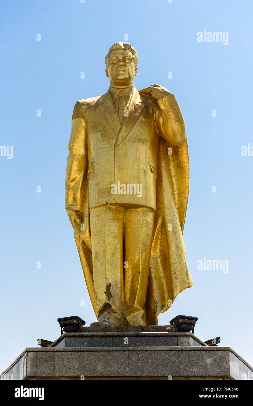 Statua dorata di ex Presidente turkmeno Türkmenbaşy ad Ashgabat, Turkmenistan Foto Stock