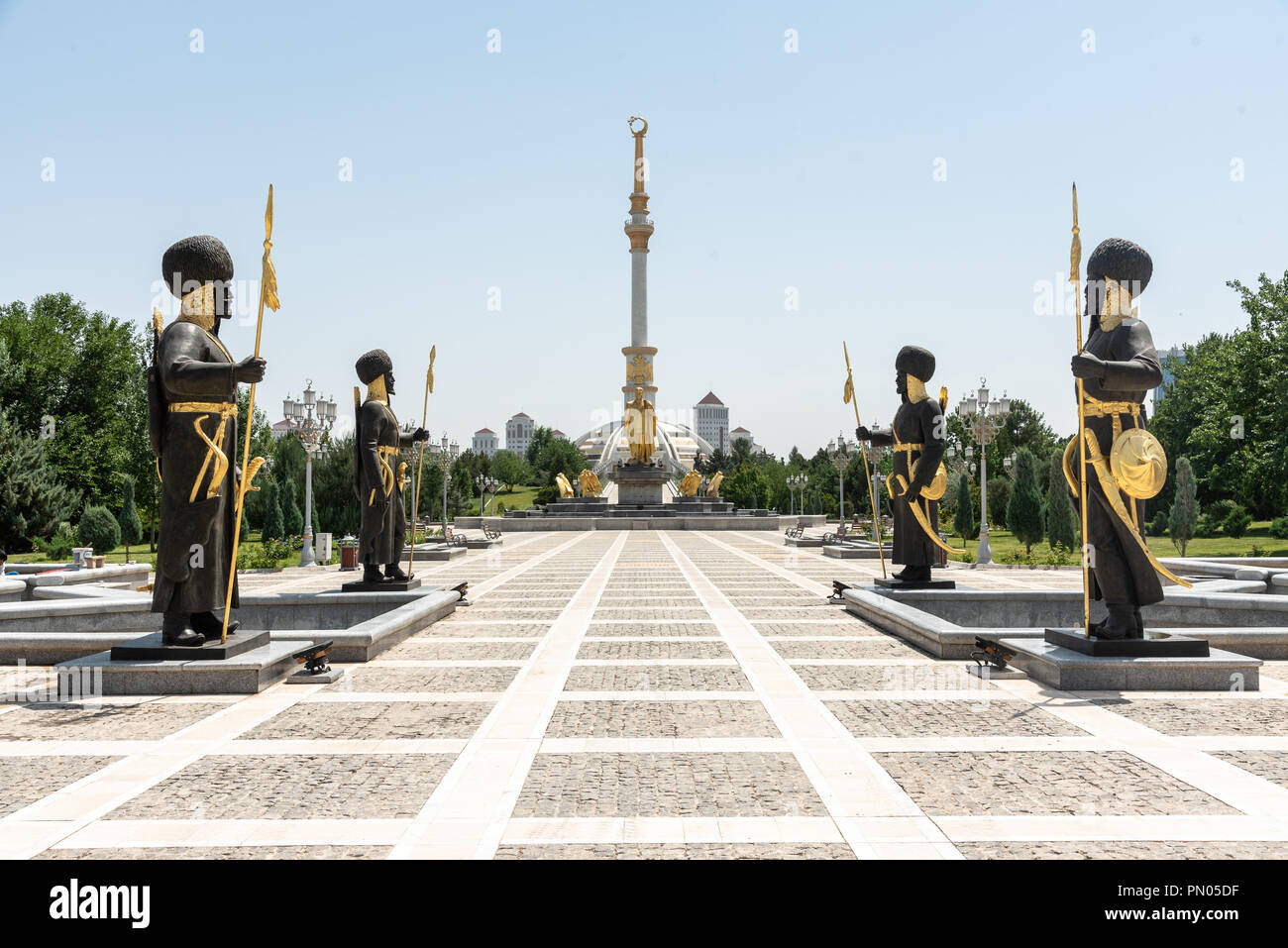 Statua dorata della ex presidente del Turkmenistan con la sua guardia turkmena, Aşgabat, Turkmenistan Foto Stock
