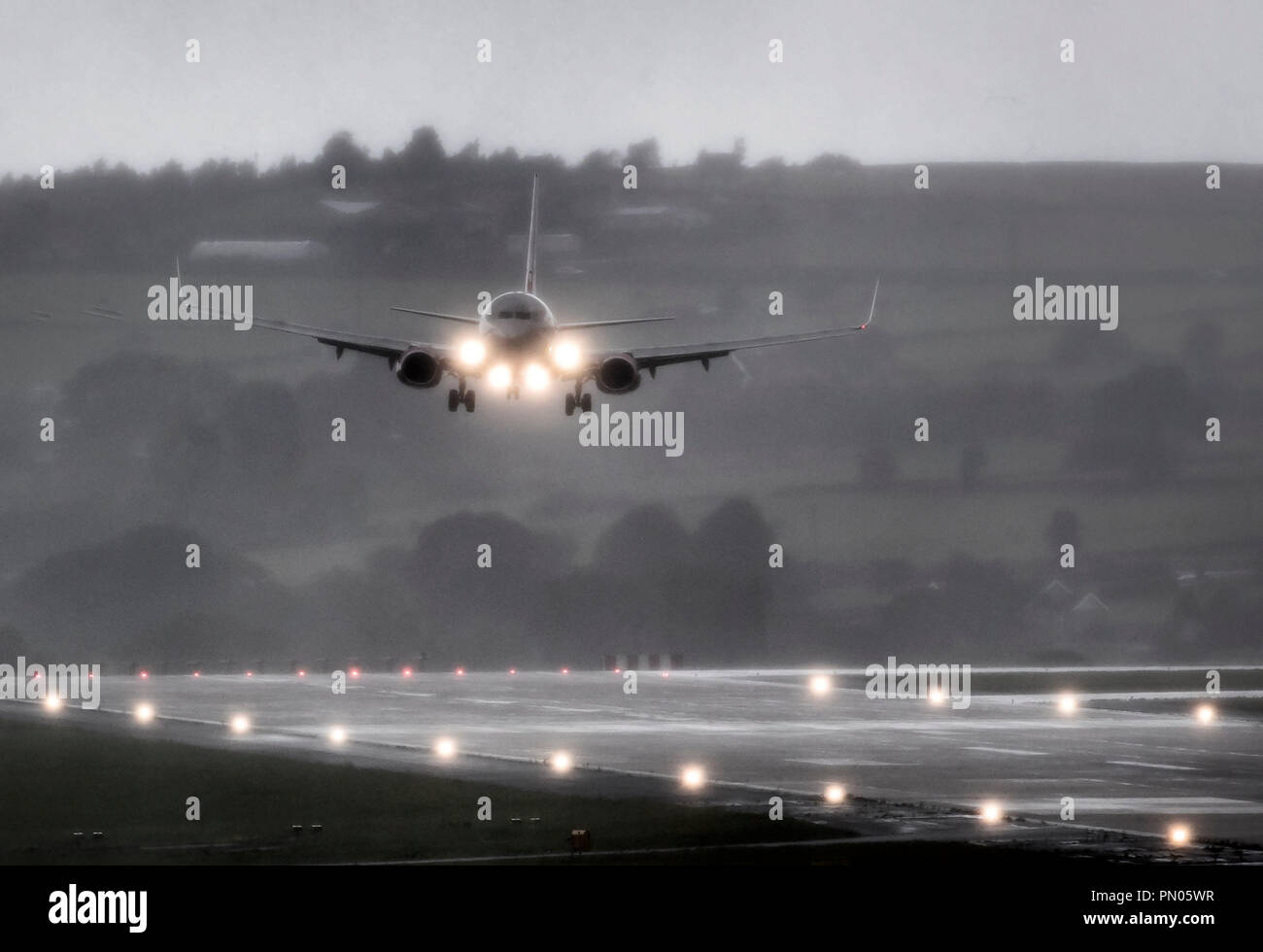 Un aereo atterra in piogge torrenziali a Leeds Bradford Airport come tempesta Ali colpisce il Regno Unito. Foto Stock