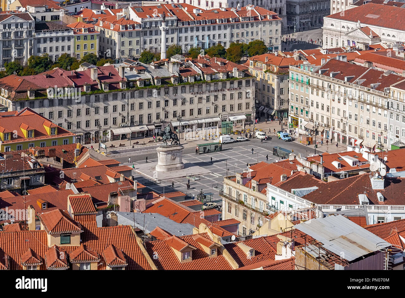 Lisbona, Portogallo. Figueira piazza nel quartiere di Baixa di Lisbona visto dal Castelo de Sao Jorge aka Saint George Castle. Foto Stock