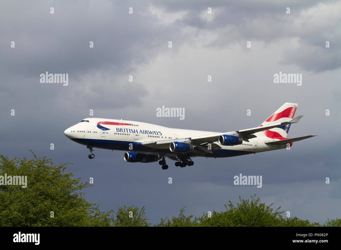 Un British Airways Boeing 747-436 aerei di atterraggio a Londra Heathrow. Foto Stock