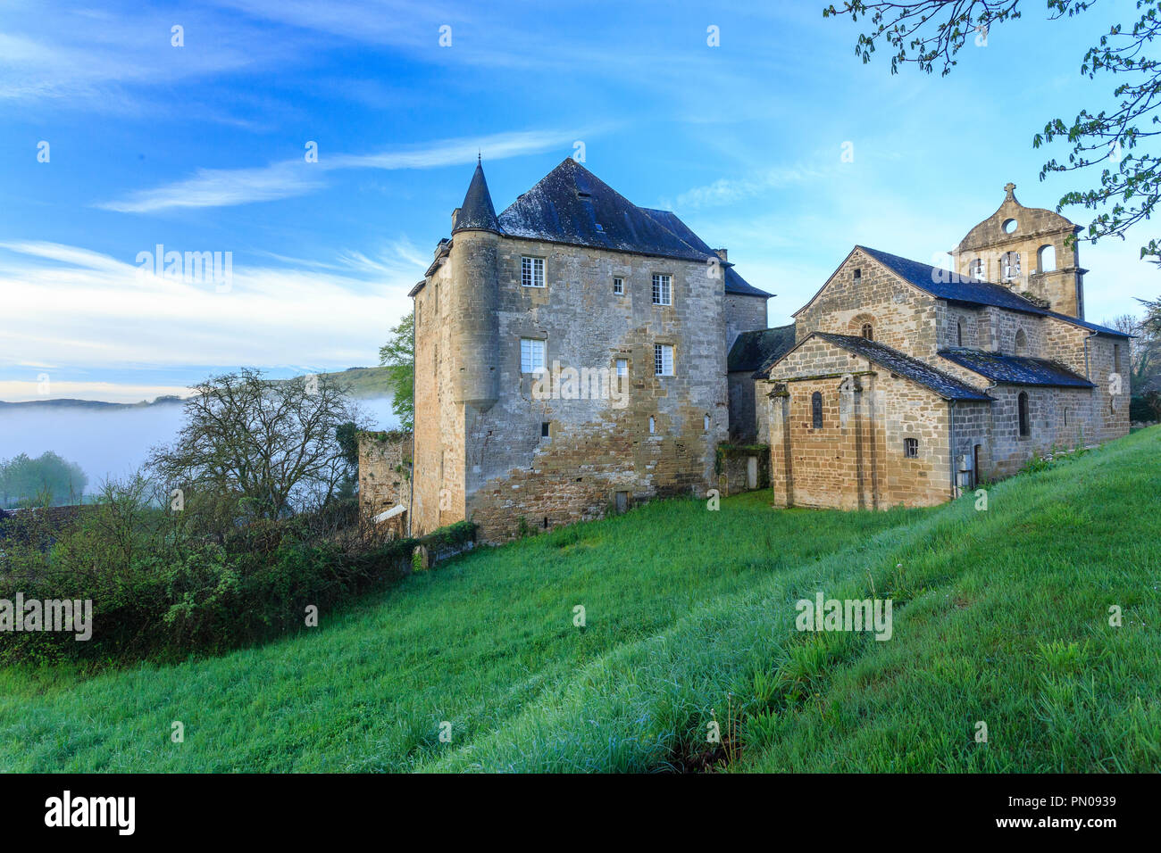 Francia, Correze, Lissac sur Couze, Chateau de Lissac e Saint Pierre aux Liens chiesa // Francia, Corrèze (19), Lissac sur Couze, le Château de Lissac Foto Stock