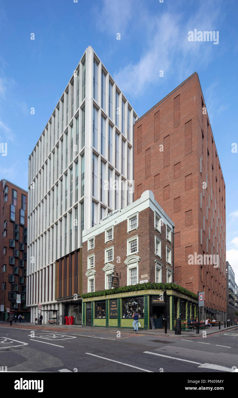 Le tre corone di Shoreditch storico Pub sopraffatte da edifici moderni, vicino a Old Street Tube Station, London, England, Regno Unito Foto Stock