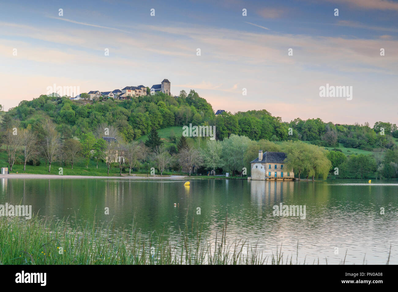 Francia, Correze, Chasteaux, il villaggio visto dal lago Causse // Francia, Corrèze (19), Chasteaux, le village vu depuis le lac du Causse Foto Stock