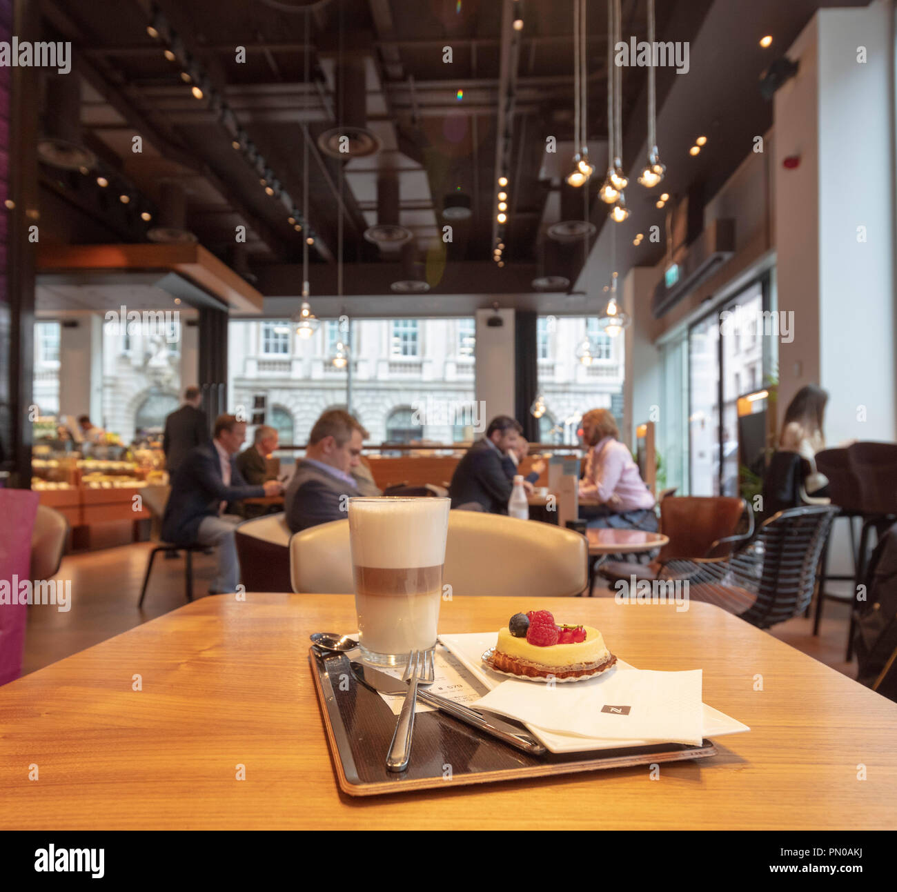 Interno del caffè Nespresso, 100 Cheapside, City of London, England, Regno Unito Foto Stock