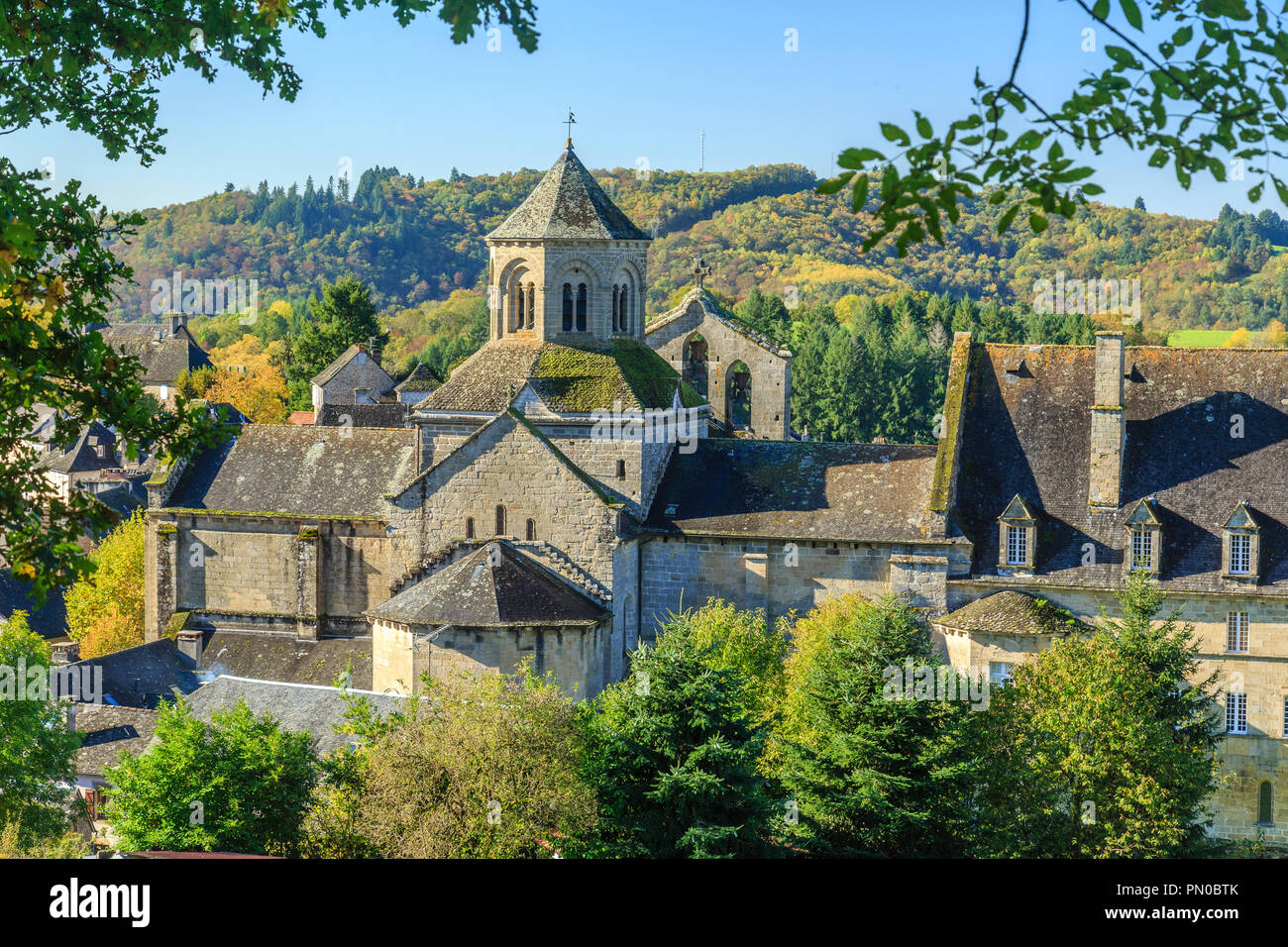 Francia, Correze, Aubazine, Aubazine Abbazia // Francia, Corrèze (19), Aubazine, l'abbaye vue depuis Le sentier longeant le canal des Moines Foto Stock
