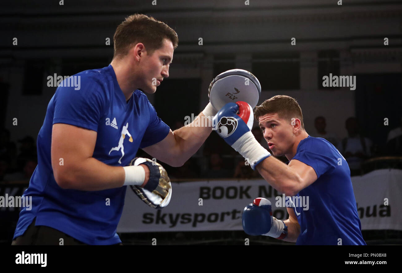 Luke Campbell (a destra) e il trainer Shane McGuigan durante l'allenamento pubblico a York Hall di Londra. Foto Stock