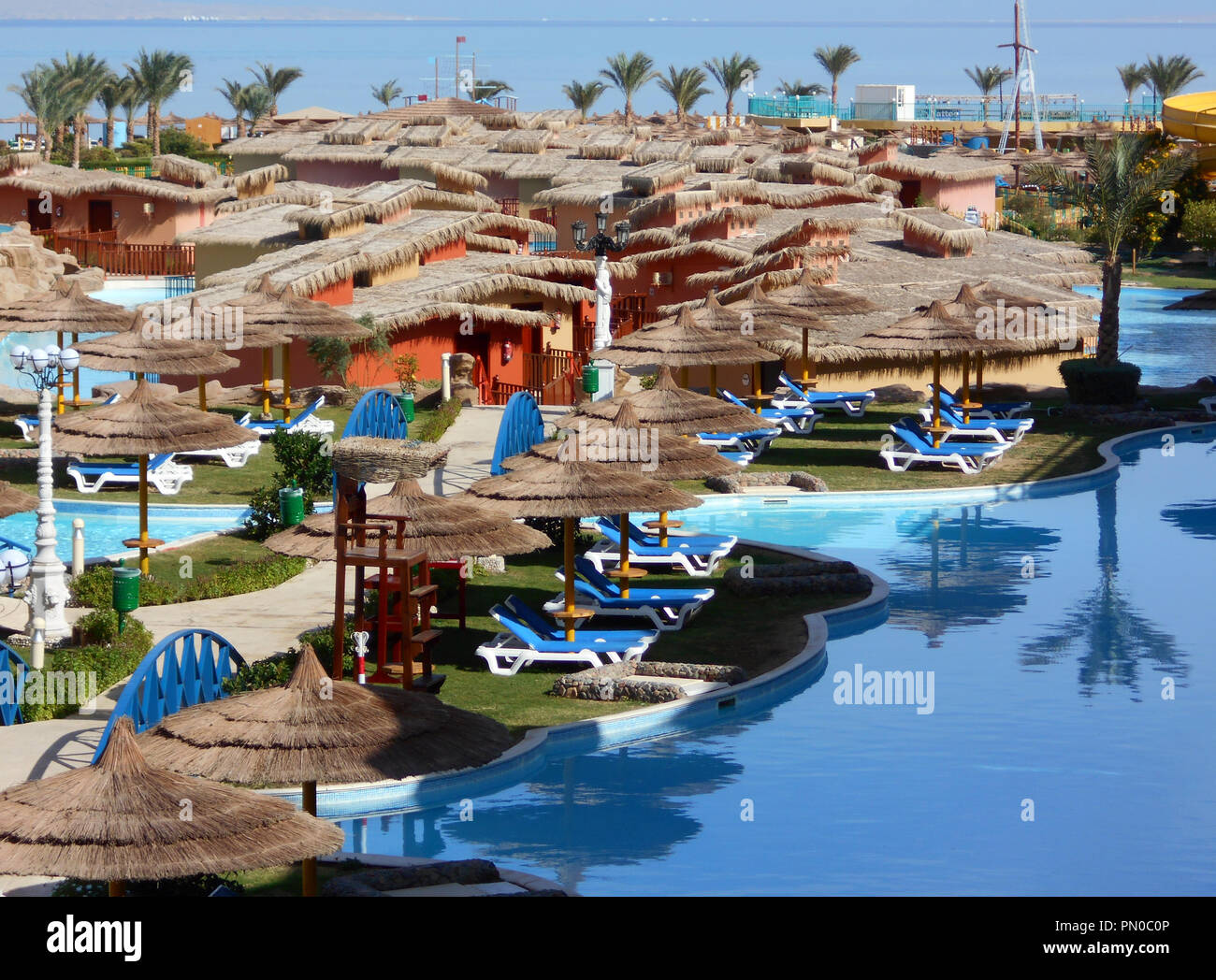 Le ampie e di enormi piscine e strutture, in uno dei tanti alberghi al mare rosso holiday resort, Hurghada, in Egitto. Foto Stock