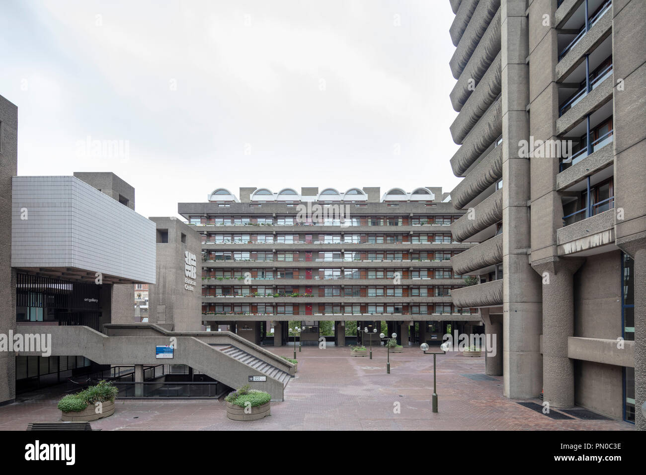 Il Barbican residential estate, London, England, Regno Unito Foto Stock