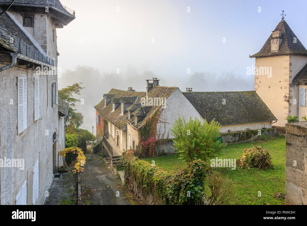 Francia, Correze, valle della Dordogna, Argentat, Ruelle de Lavandes che scendere al fiume Dordogne // Francia, Corrèze (19), la Vallée de la Dordogne, Argenta Foto Stock