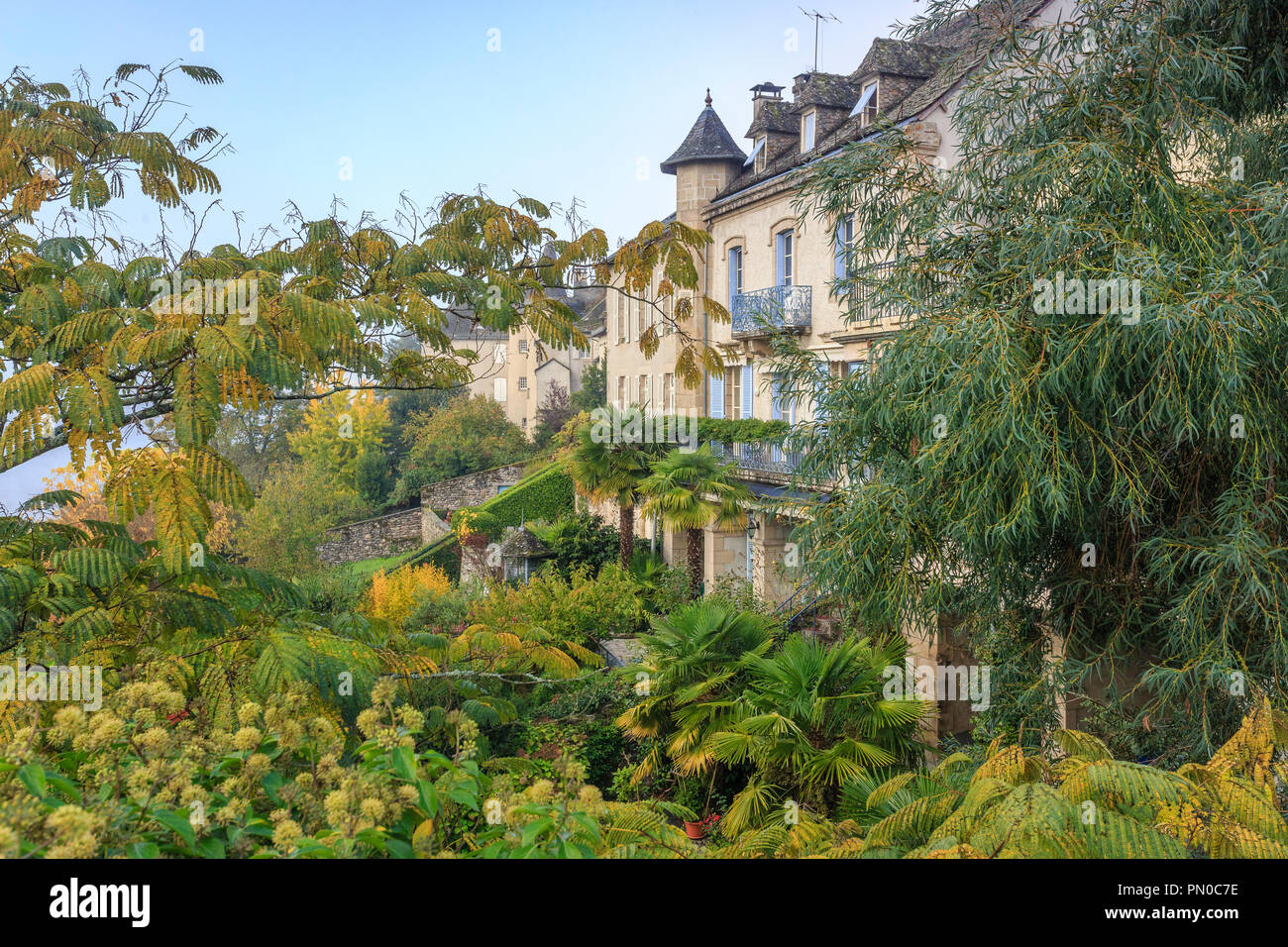 Francia, Correze, valle della Dordogna, Argentat e lussureggianti giardini lungo il fiume Dordogna // Francia, Corrèze (19), la Vallée de la Dordogne, Argentat, jardins Foto Stock