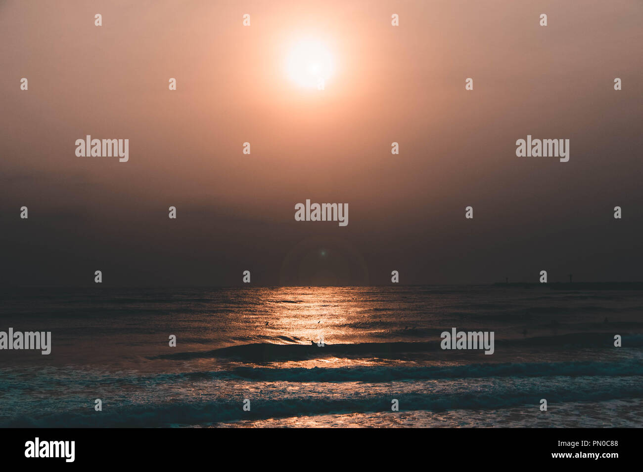 Sunrise sulle onde catturato a Durban, Sud Africa Foto Stock