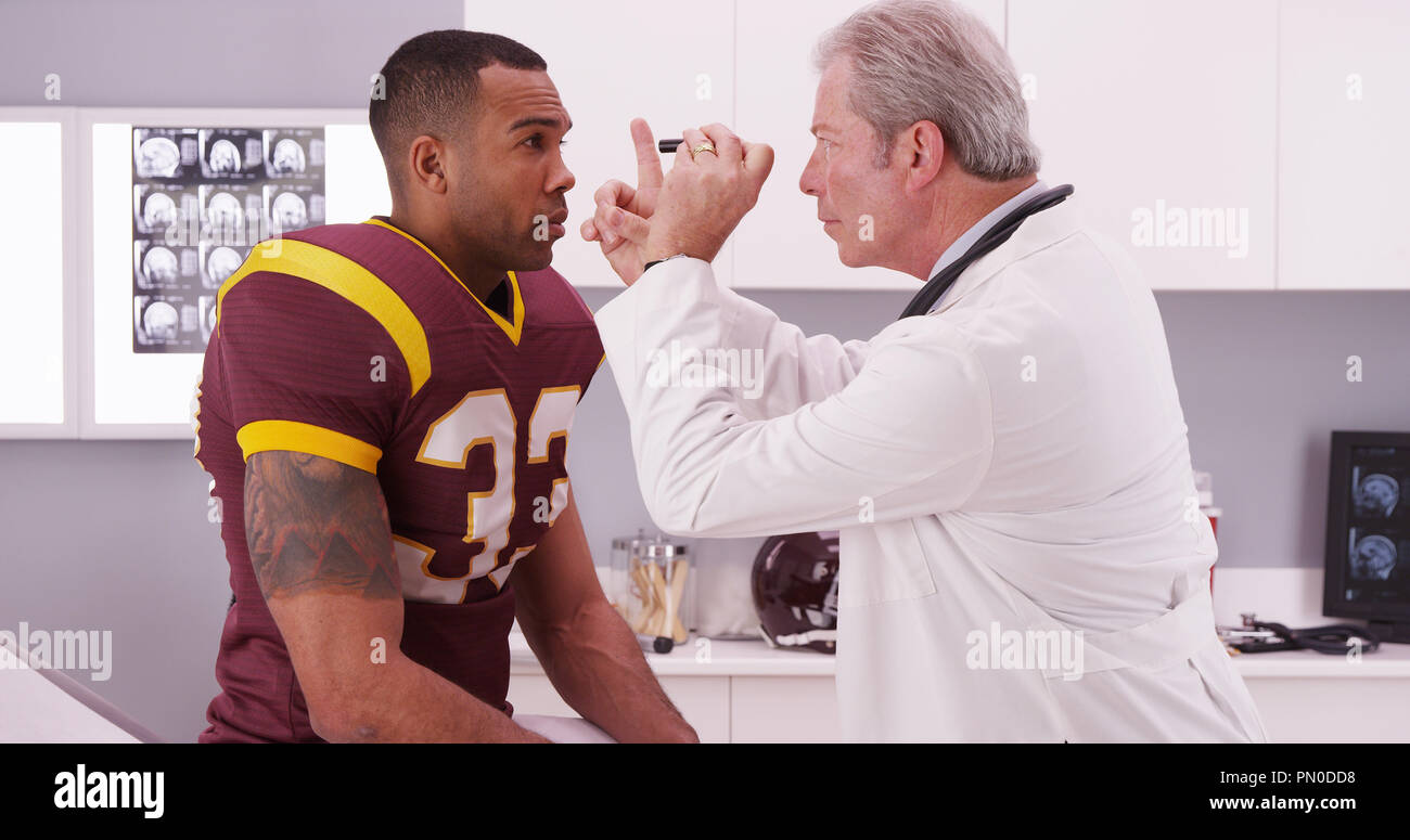 College Football player avente medico senior di rivedere la sua commozione cerebrale lesioni. Foto Stock