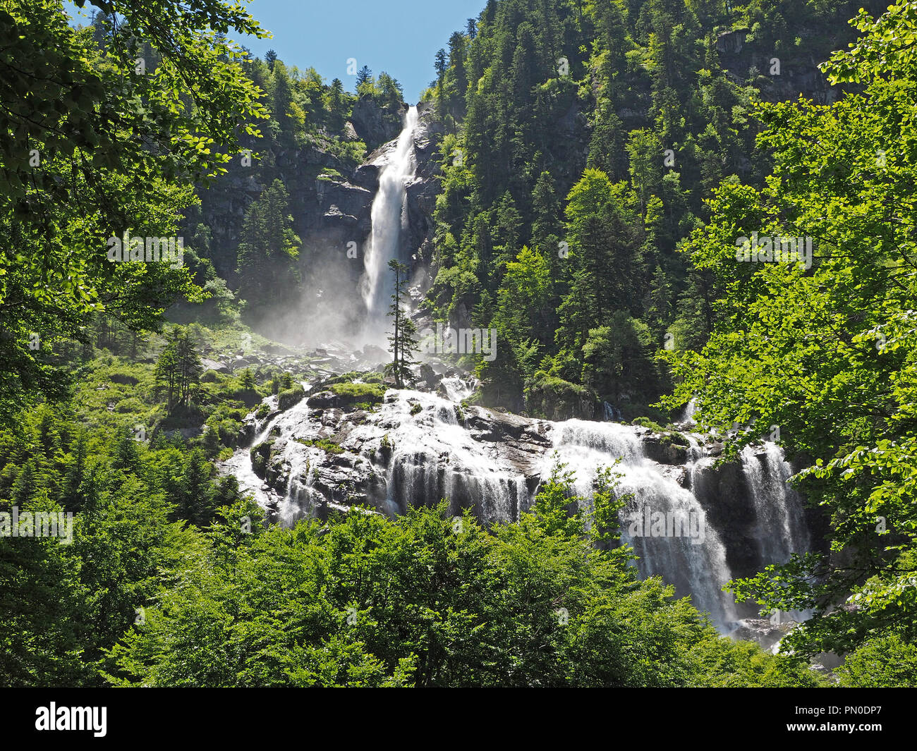 Drammatica spettacolare cascata "La Cascade d Ars' che portano snowmelt giù dalle montagne dei Pirenei Ariège in Francia Foto Stock