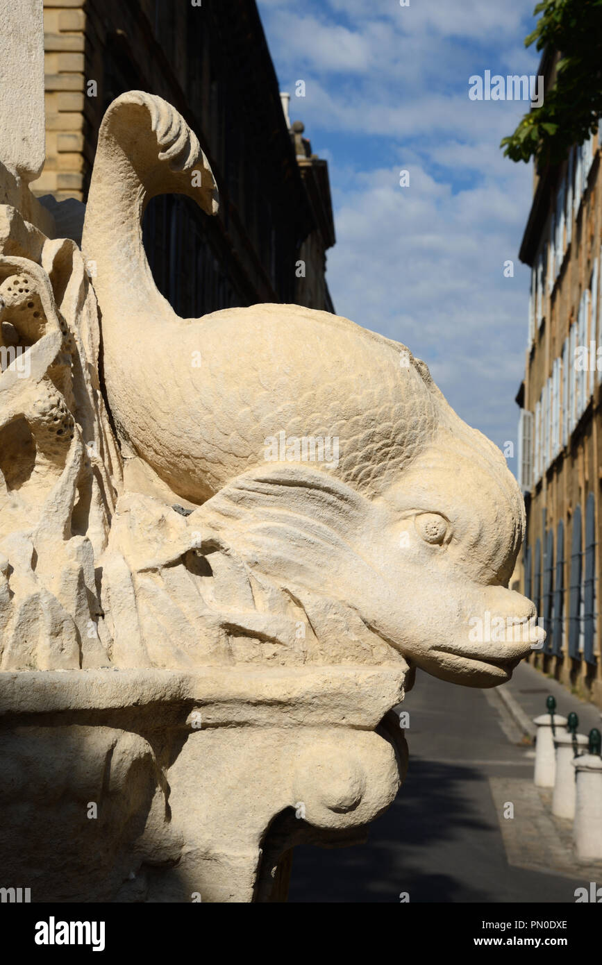 Delfini scolpiti scultura barocca fontana di strada (1667), La Fontaine des Quatre-Dauphins, da Jean-Claude Rambot, Quartiere Mazarin, Aix-en-Provence Foto Stock